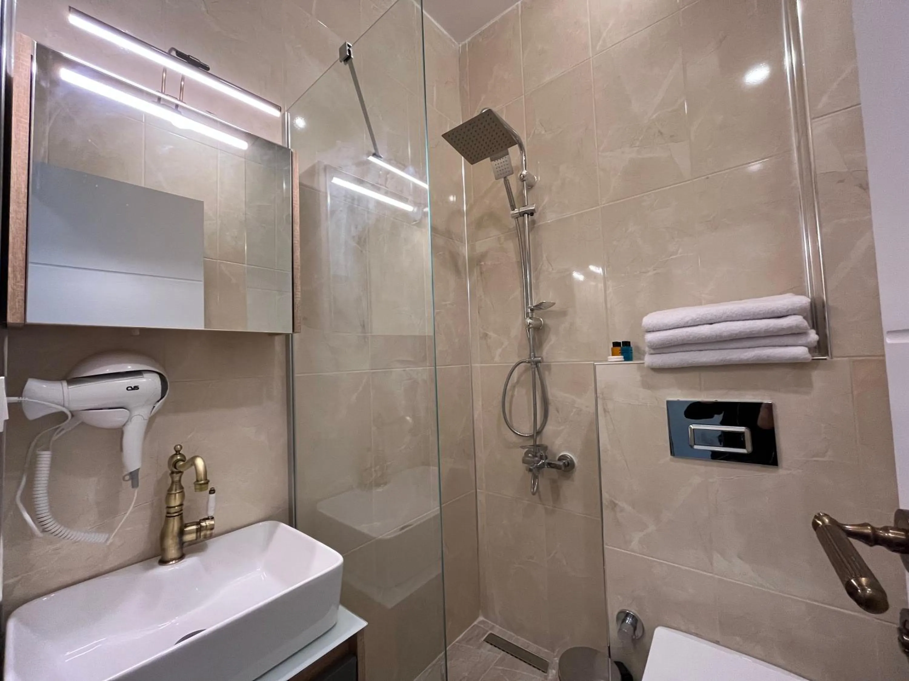 Bathroom in Genoa Port Hotel