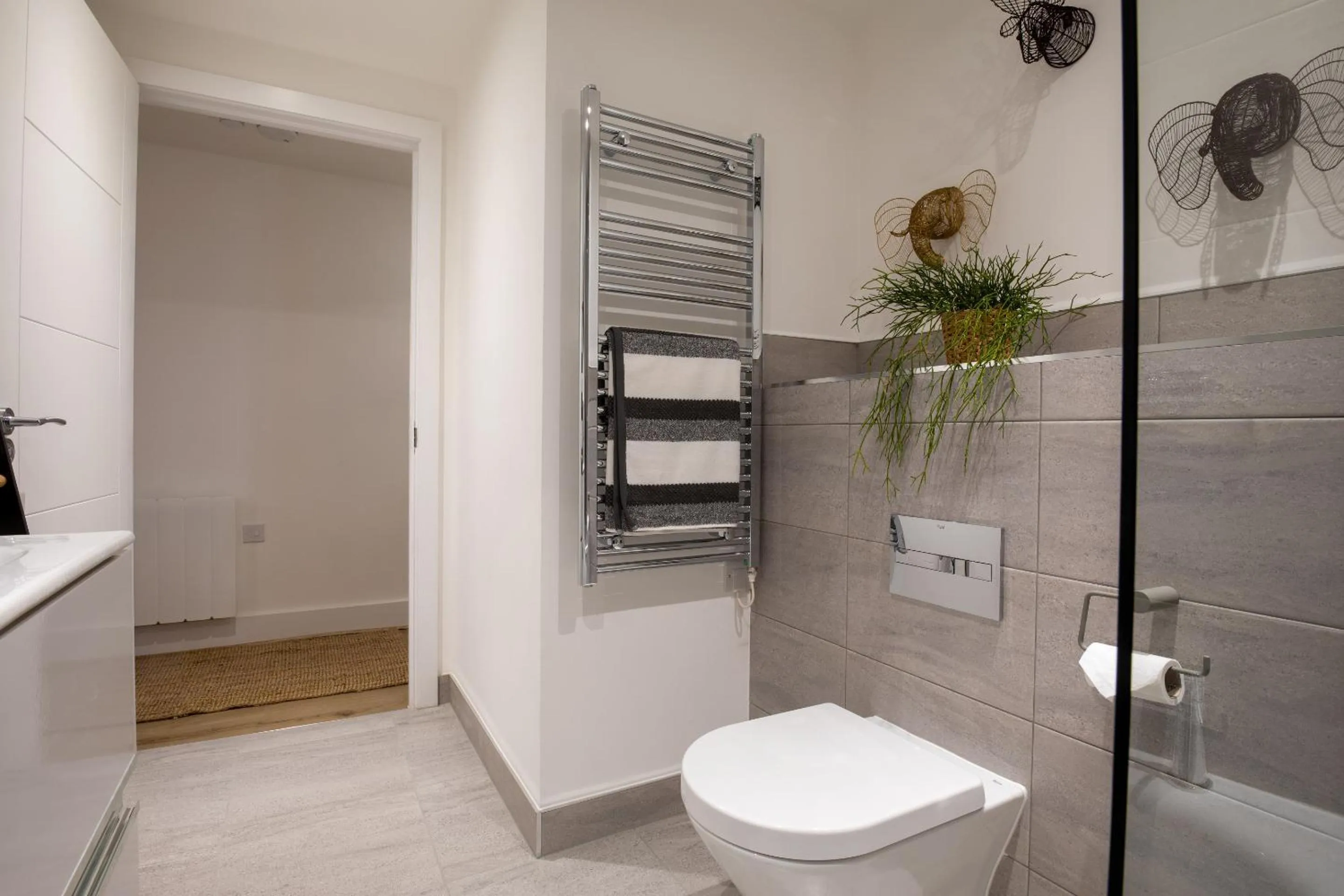 Bathroom in Regency Court- Free evening parking