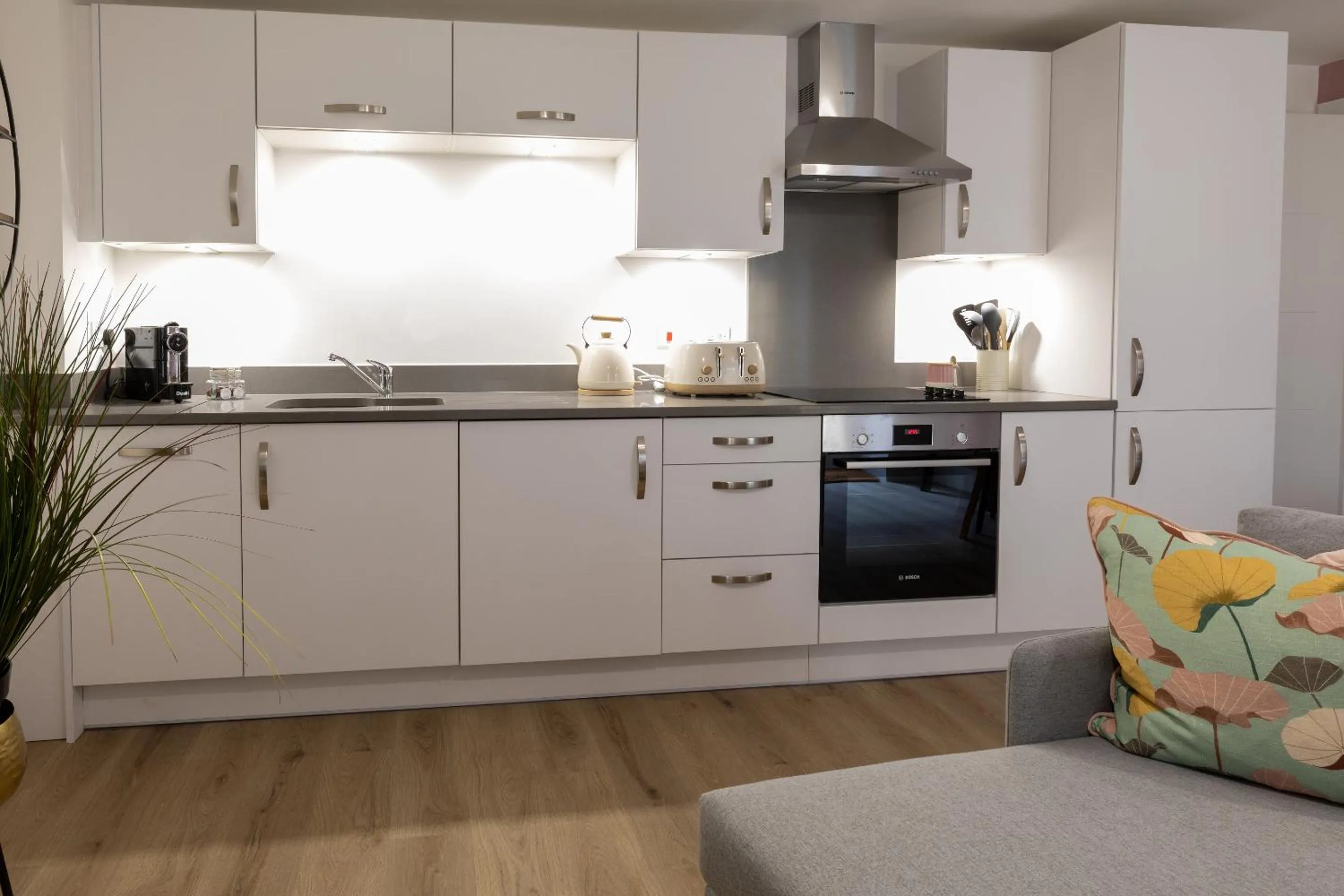 Kitchen or kitchenette in Regency Court- Free evening parking