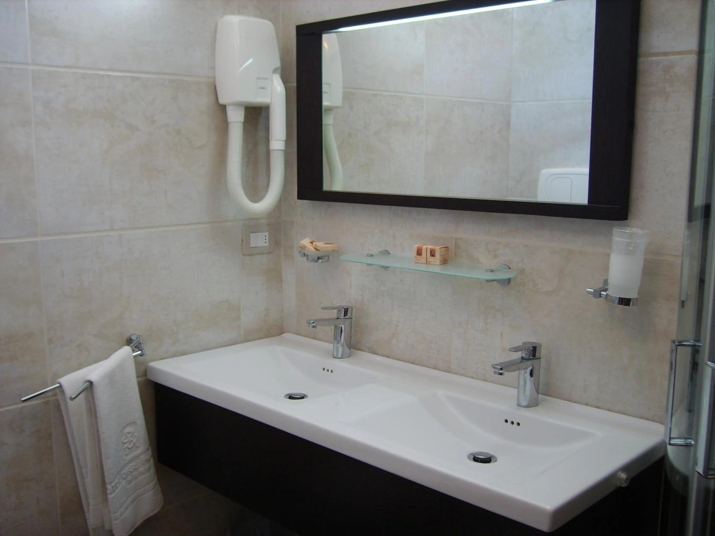 Bathroom in Hotel Degli Haethey