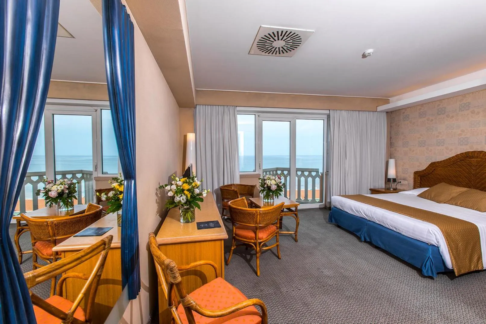 Photo of the whole room, Bed in City Hotel