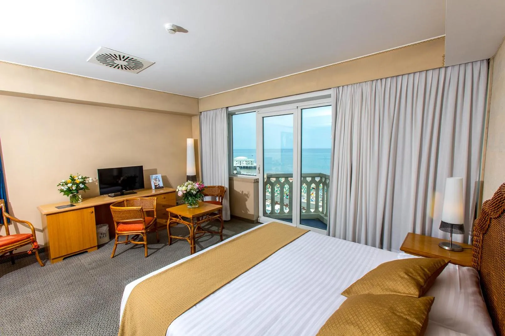 Photo of the whole room, Bed in City Hotel