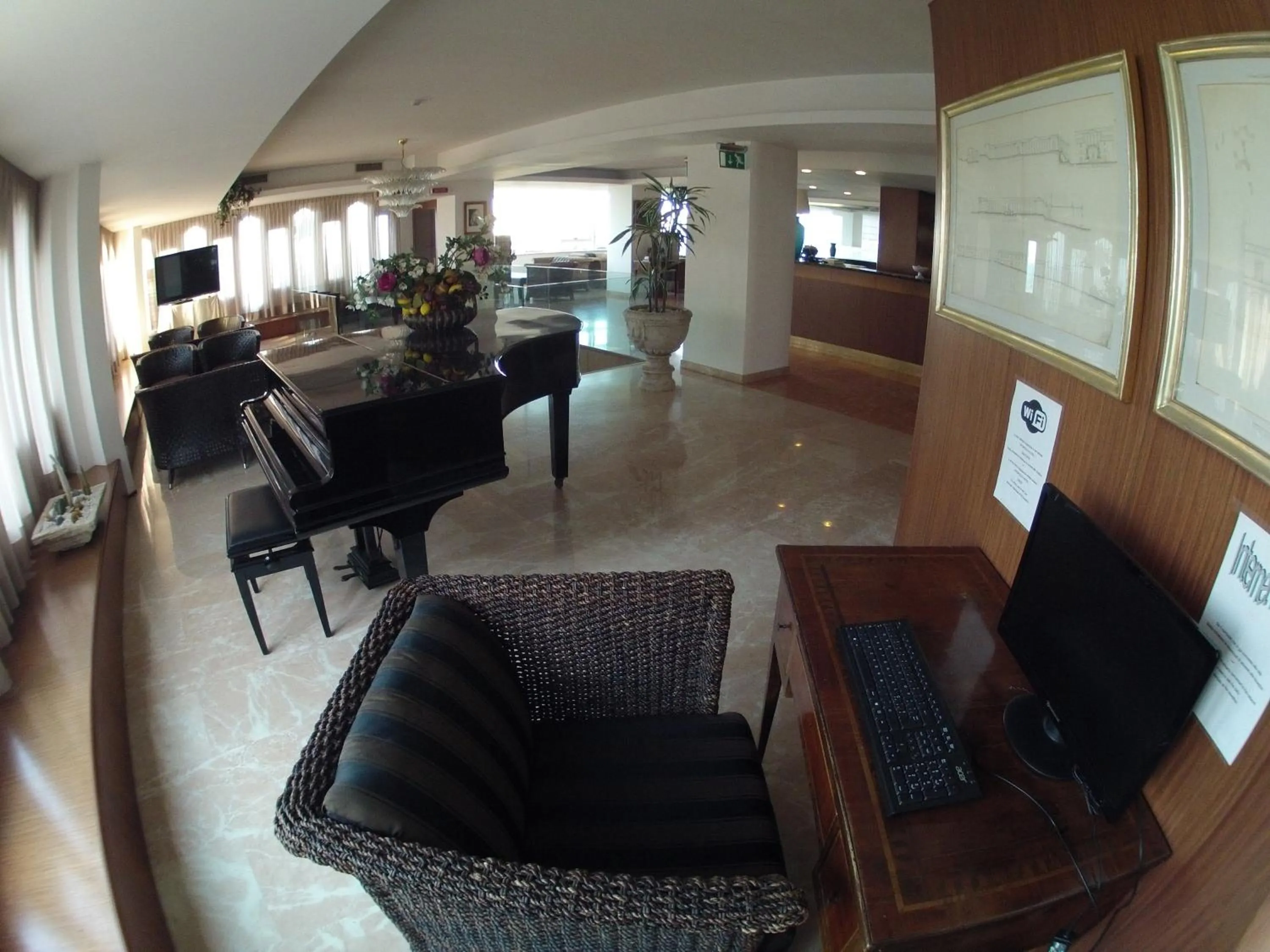 Lounge or bar in City Hotel