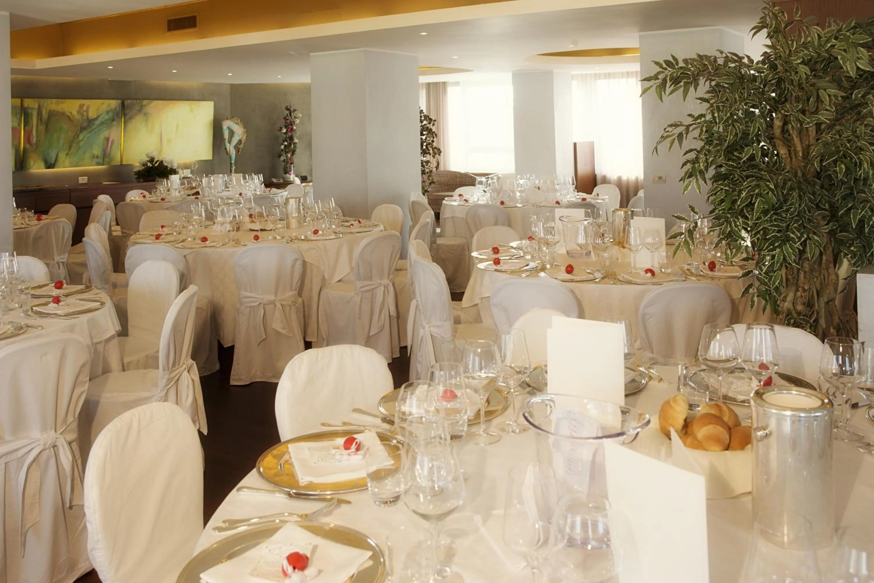 Restaurant/places to eat in City Hotel