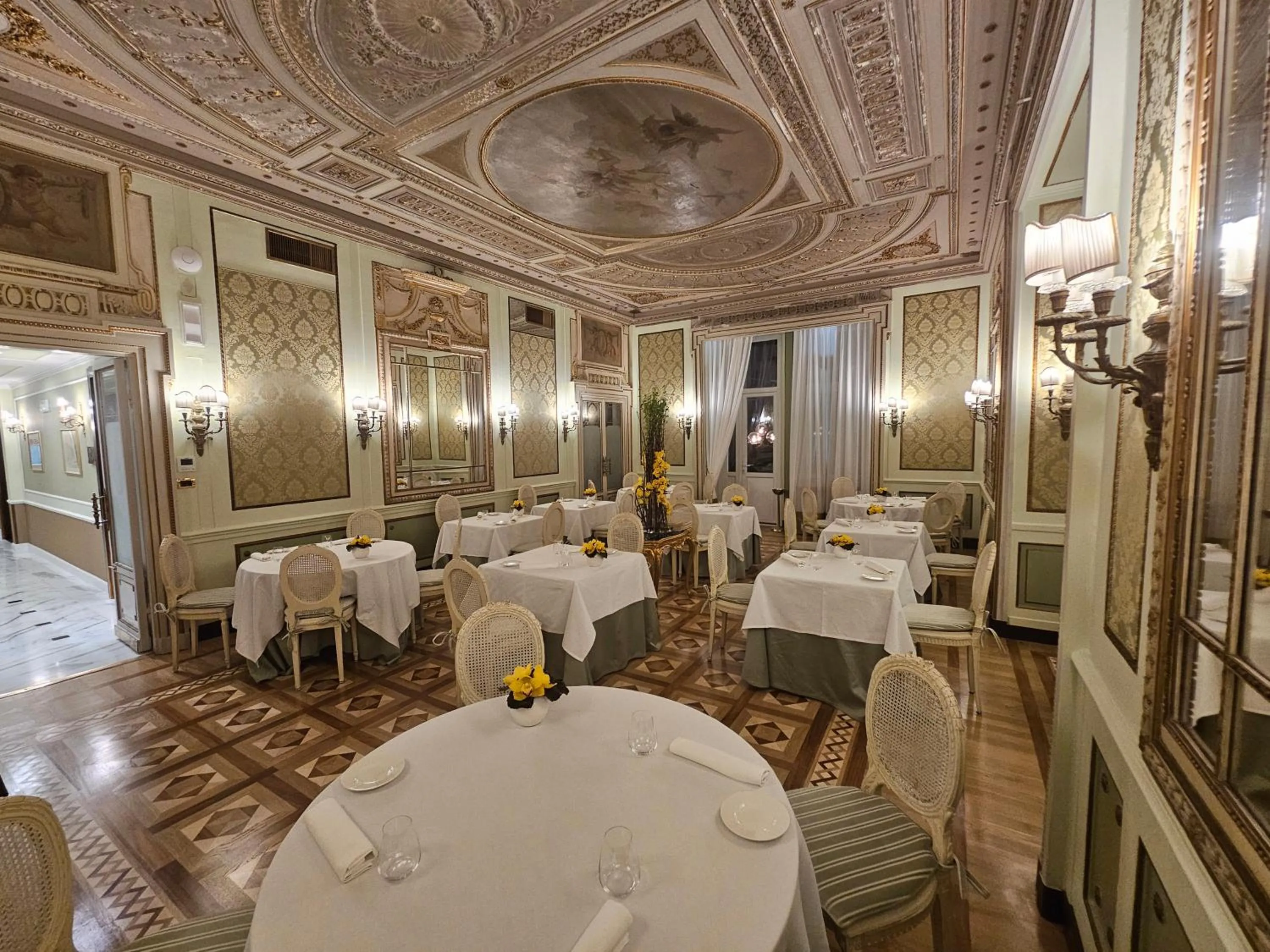 Restaurant/places to eat in Hotel Bristol Palace