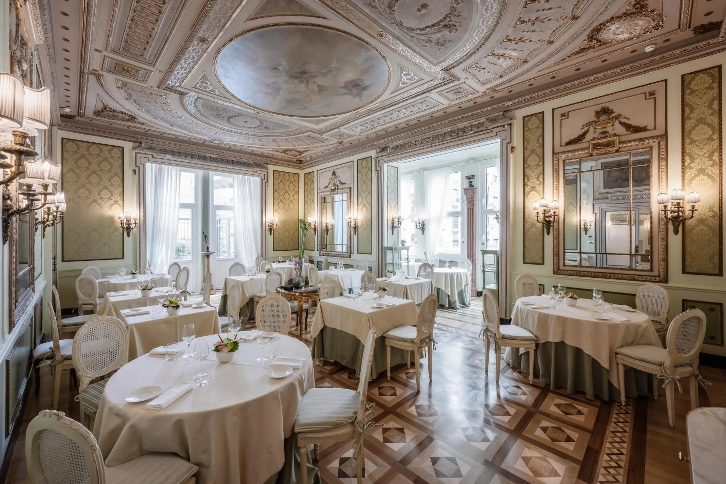 Restaurant/places to eat in Hotel Bristol Palace
