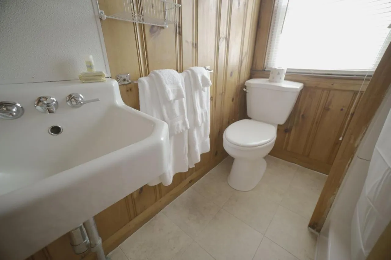 Betty Doon Motor Hotel