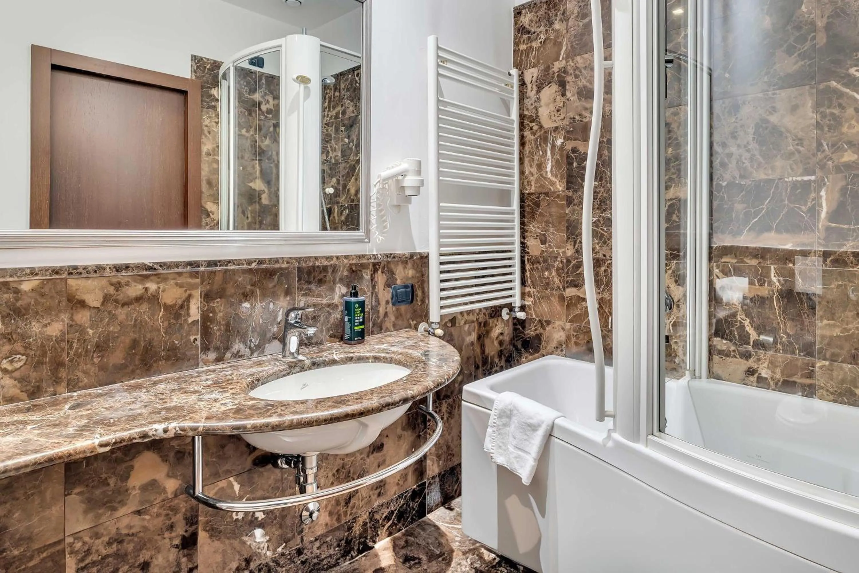 Bathroom in B&B HOTEL Bergamo Executive