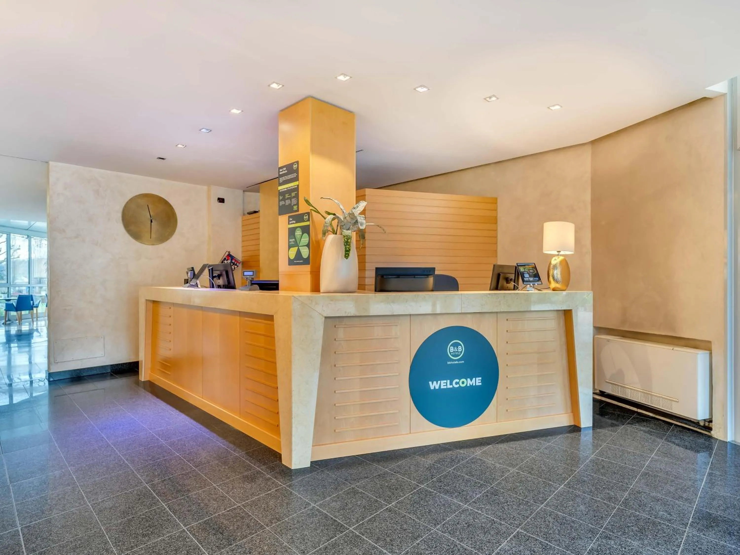 Lobby or reception in B&B HOTEL Bergamo Executive