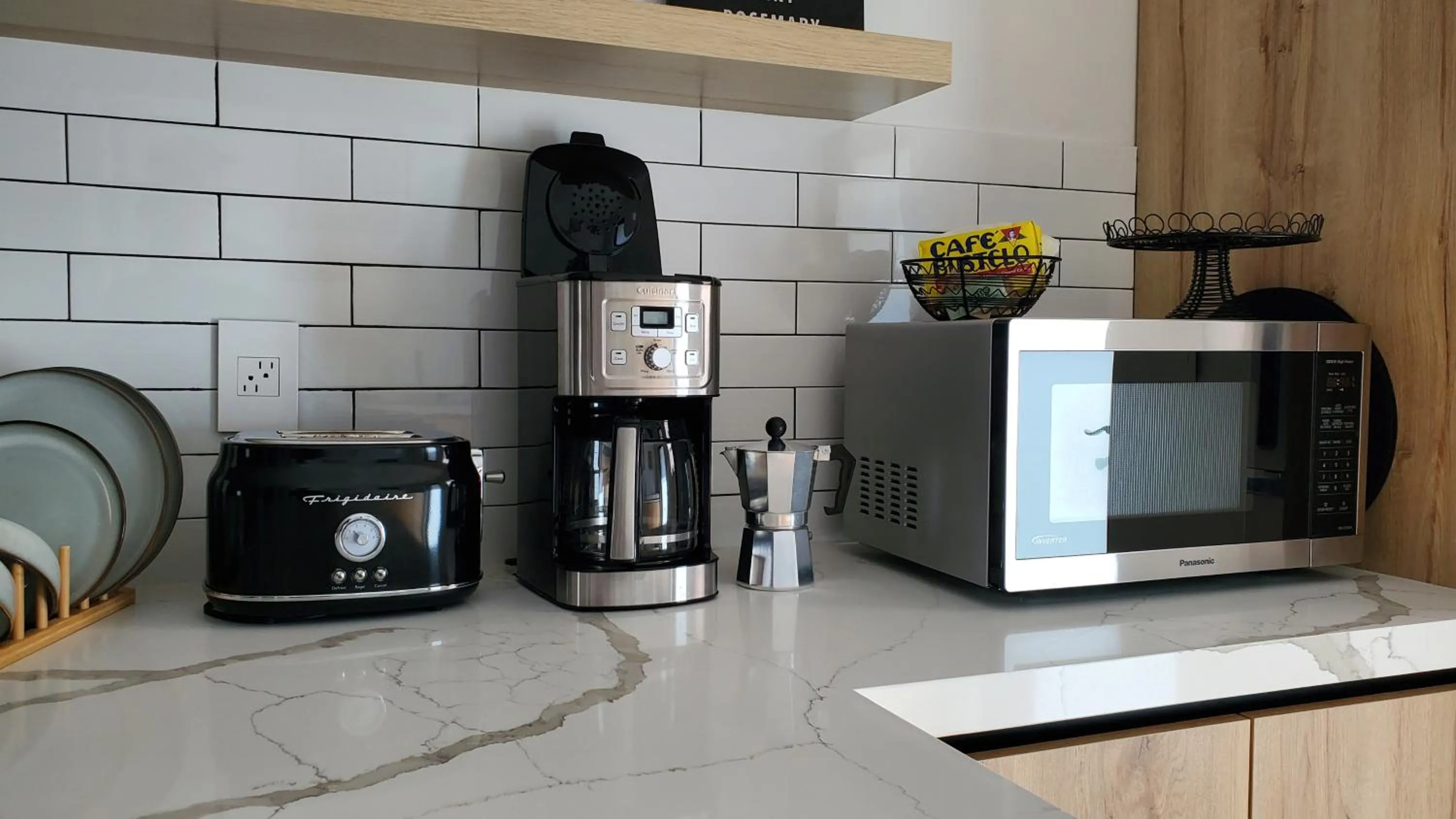 Coffee/tea facilities in Casa Cuba in Little Havana, Brickell, Calle 8 and 10 minutes to the Beach FREE PARKING