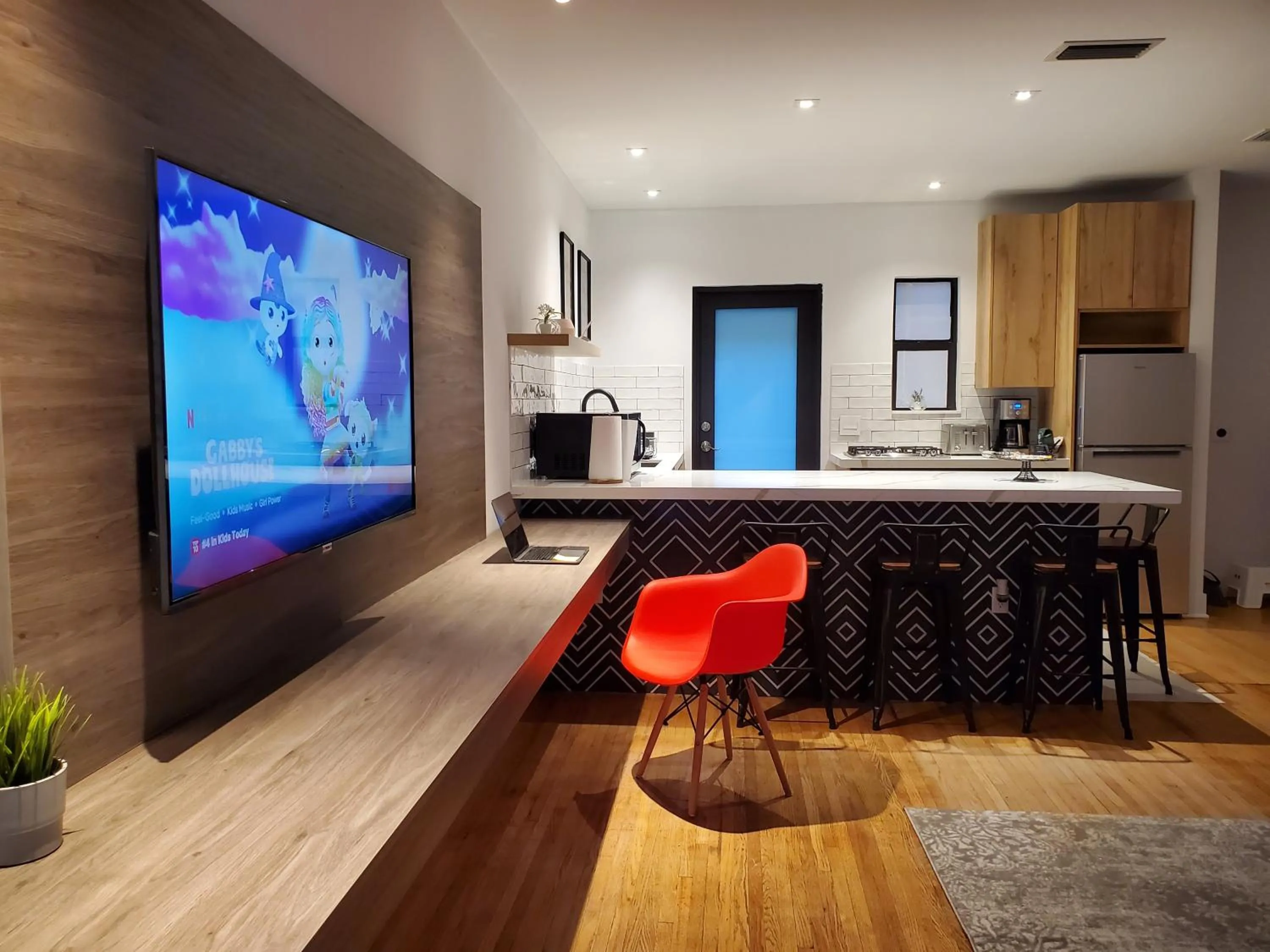 TV and multimedia in Casa Cuba in Little Havana, Brickell, Calle 8 and 10 minutes to the Beach FREE PARKING