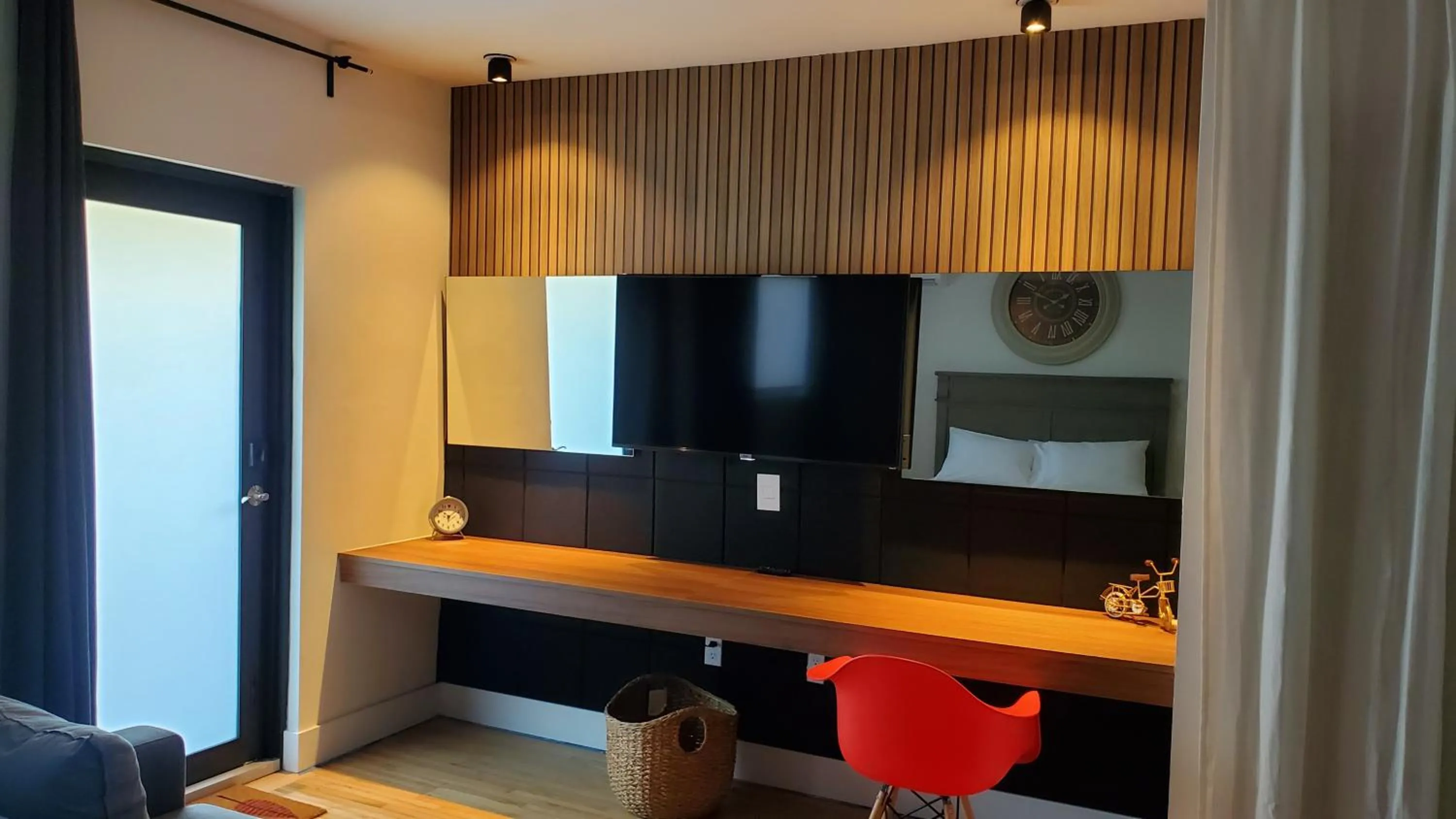 TV and multimedia in Casa Cuba in Little Havana, Brickell, Calle 8 and 10 minutes to the Beach FREE PARKING