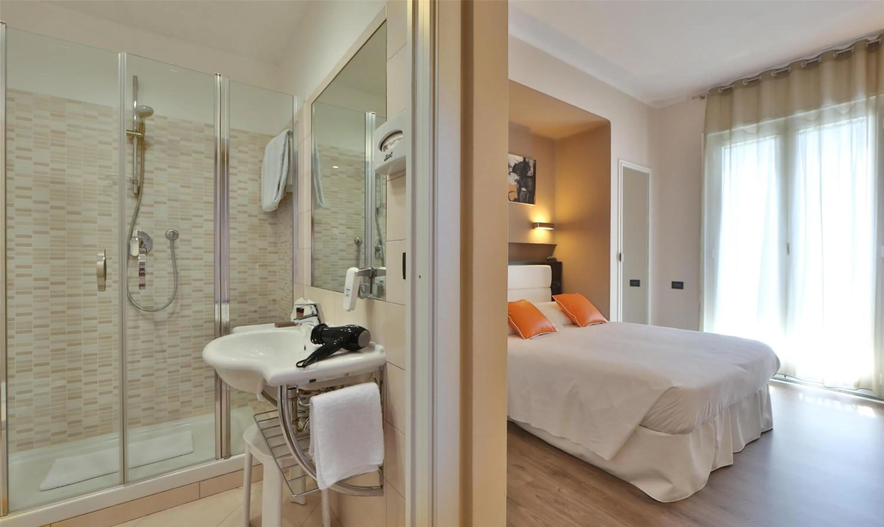 Bathroom, Bed in Best Western Regina Elena