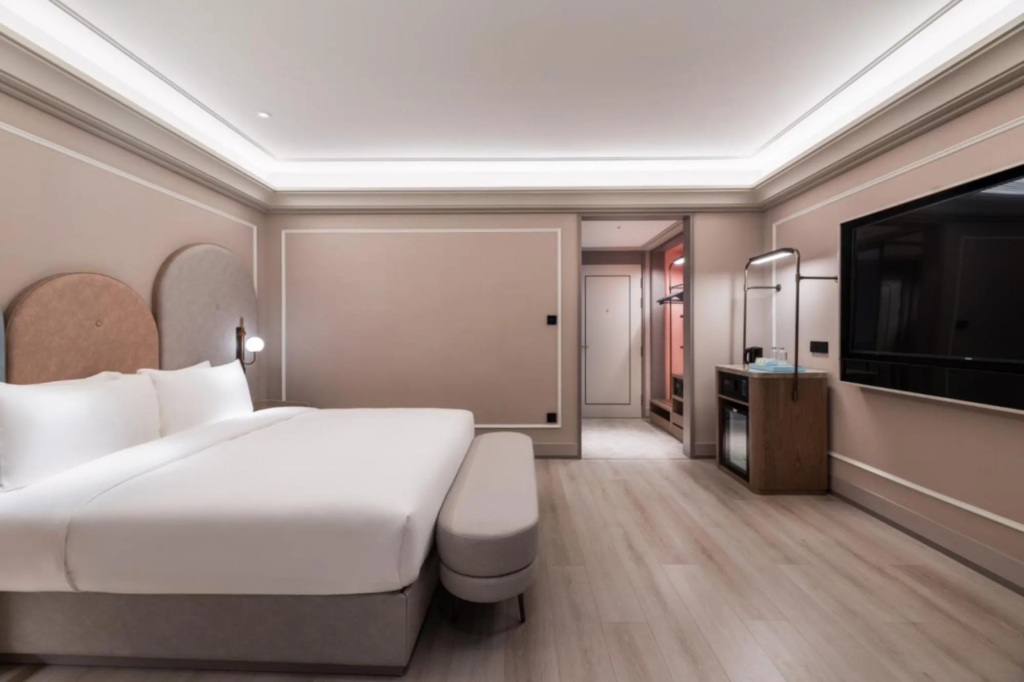 Toilet, Bed in Mercure Shanghai Jinqiao