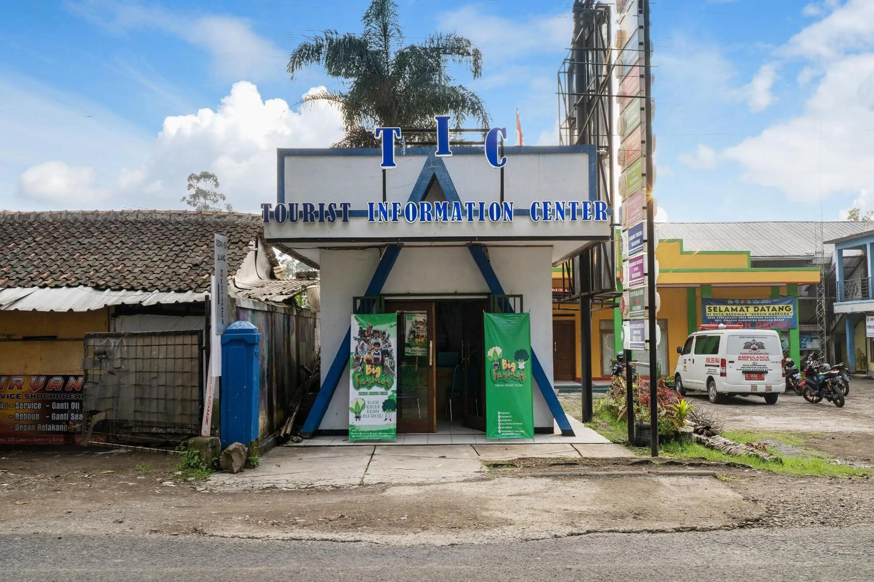 Facade/entrance in OYO Homes 91156 Eco Tourism Big Farmer Desa Kertawangi Syariah