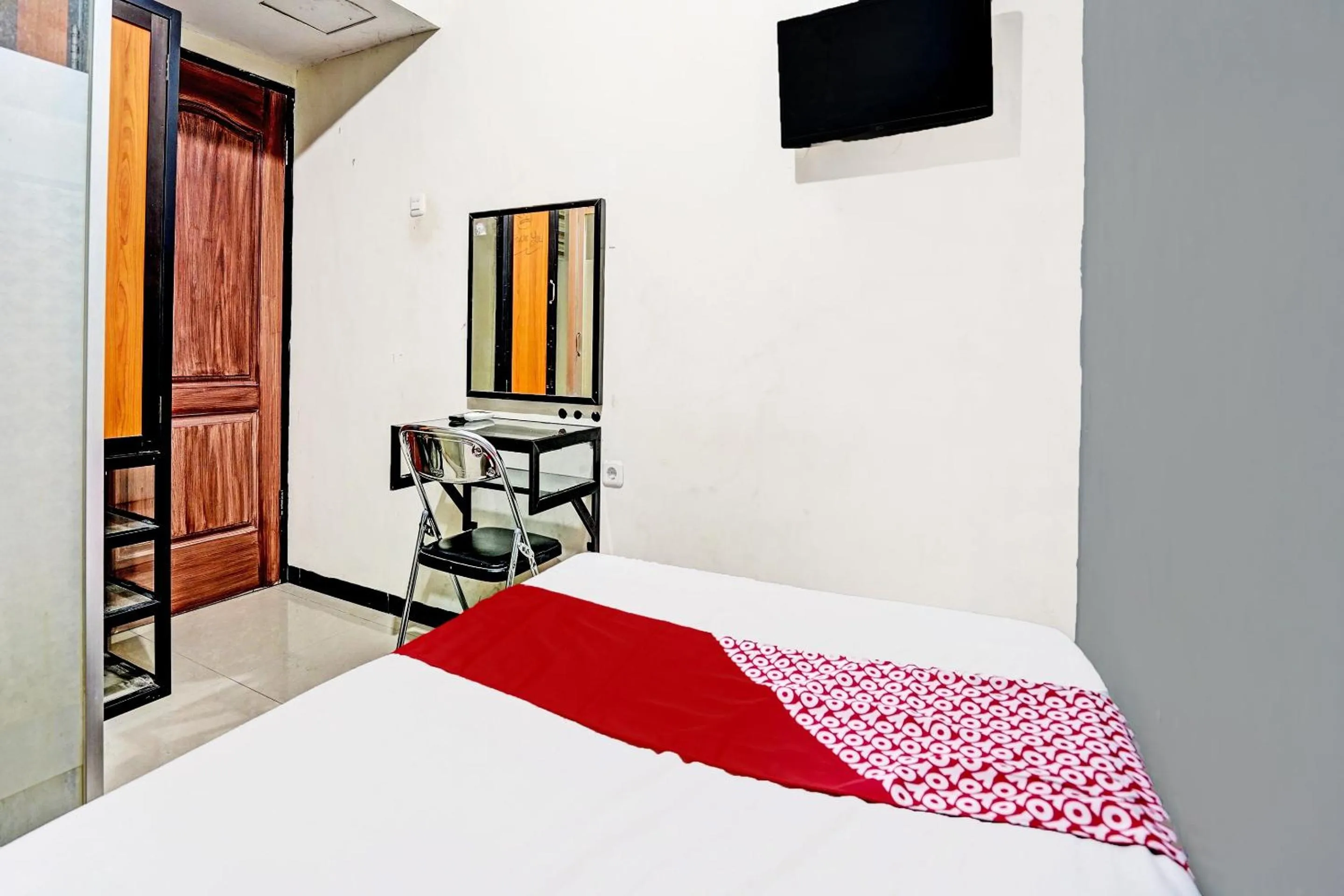 Bedroom, Bed in OYO 91126 Kertajaya Residence Surabaya