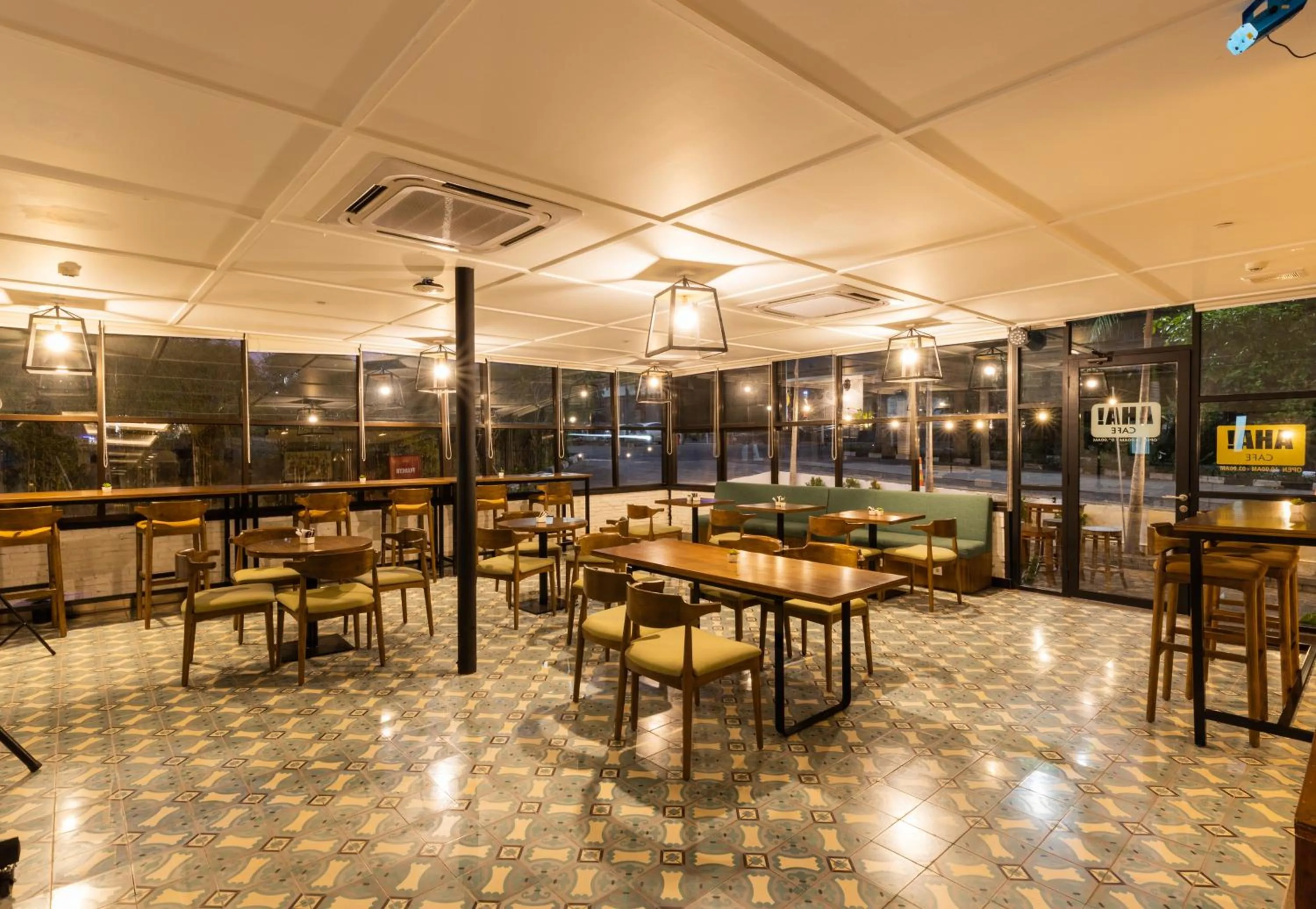 Restaurant/places to eat in Next Hotel Yogyakarta