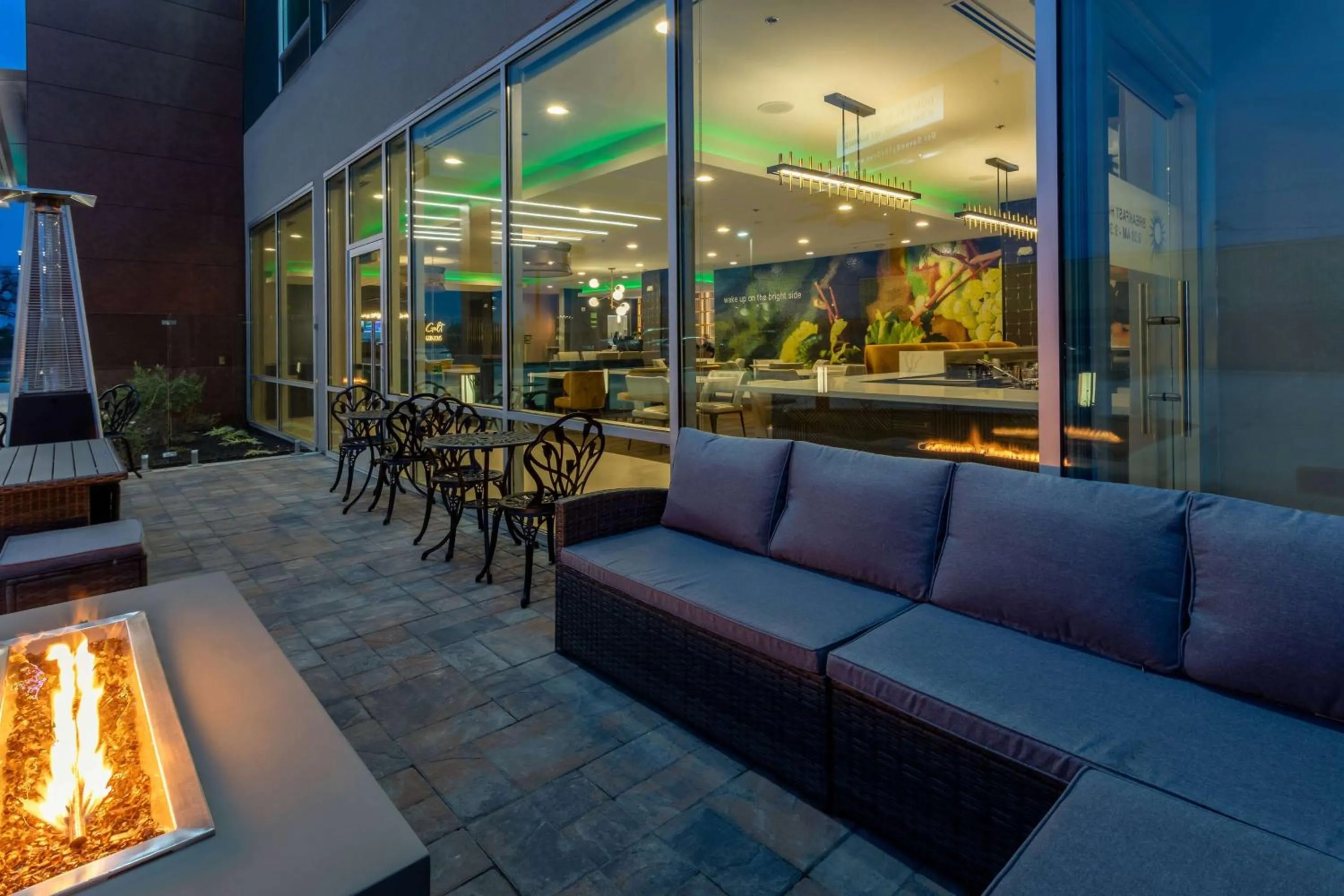 Inner courtyard view in La Quinta Inn & Suites by Wyndham Galt Lodi North