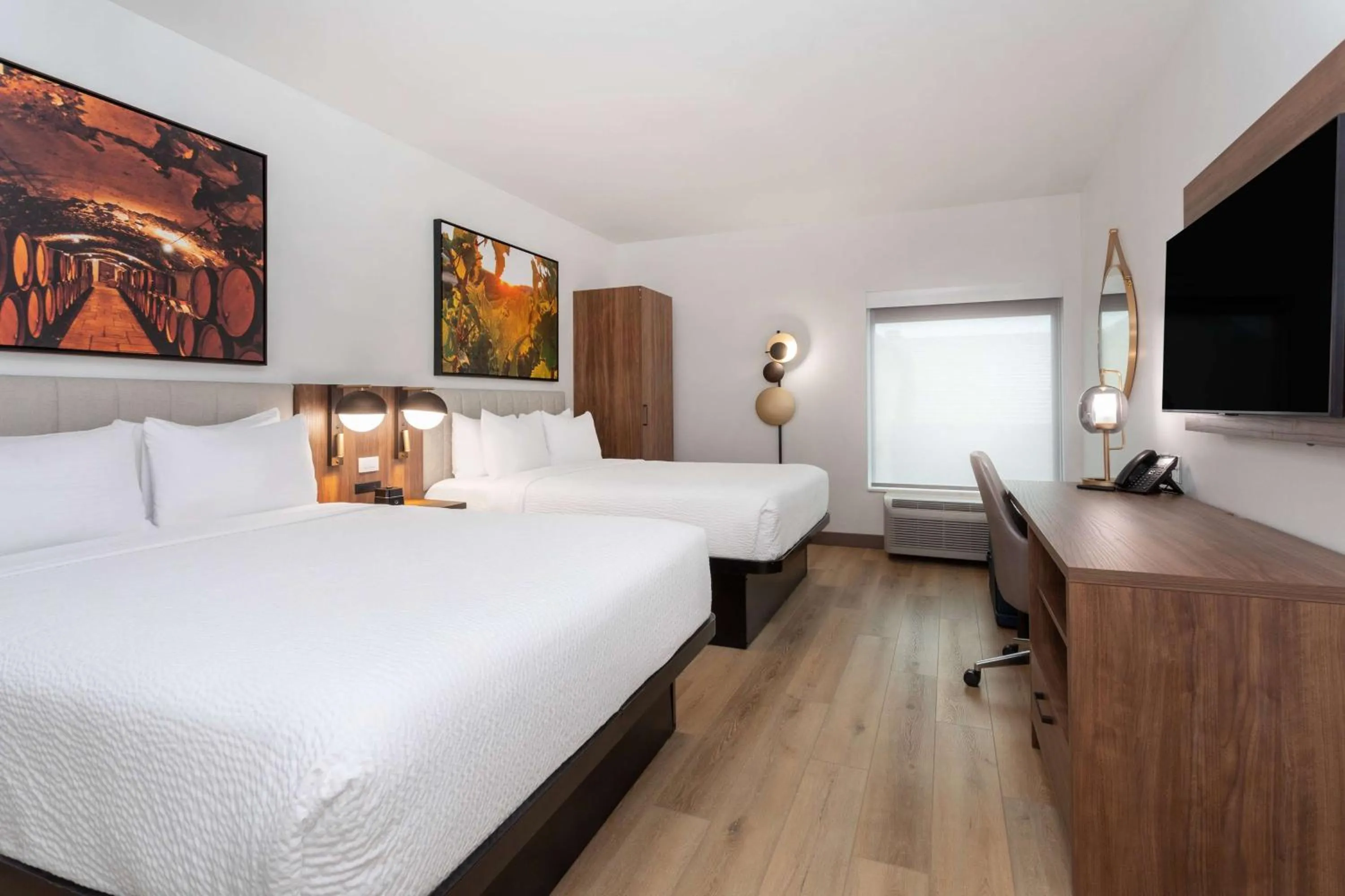 Photo of the whole room, Bed in La Quinta Inn & Suites by Wyndham Galt Lodi North