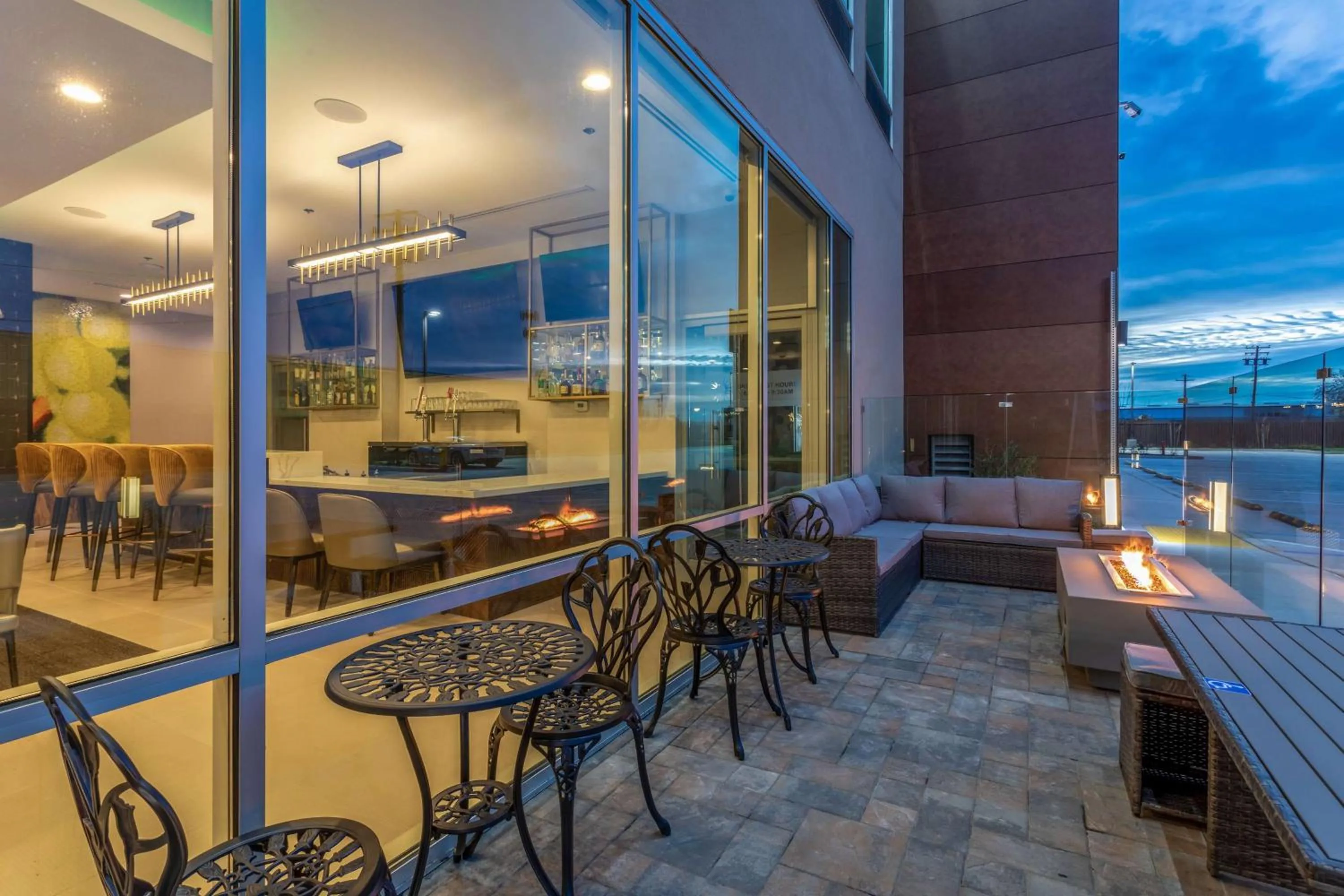 Inner courtyard view in La Quinta Inn & Suites by Wyndham Galt Lodi North