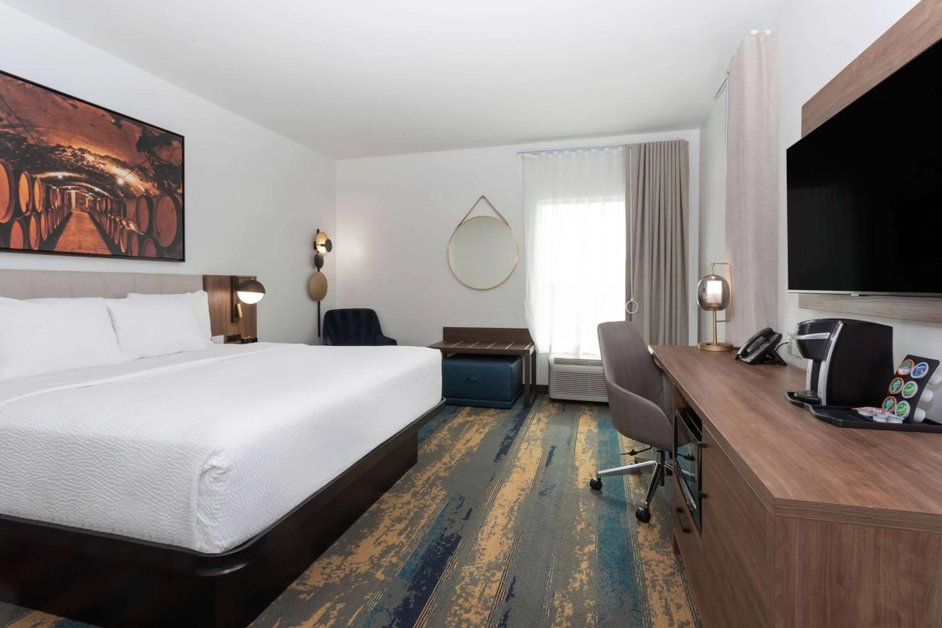 Photo of the whole room, Bed in La Quinta Inn & Suites by Wyndham Galt Lodi North