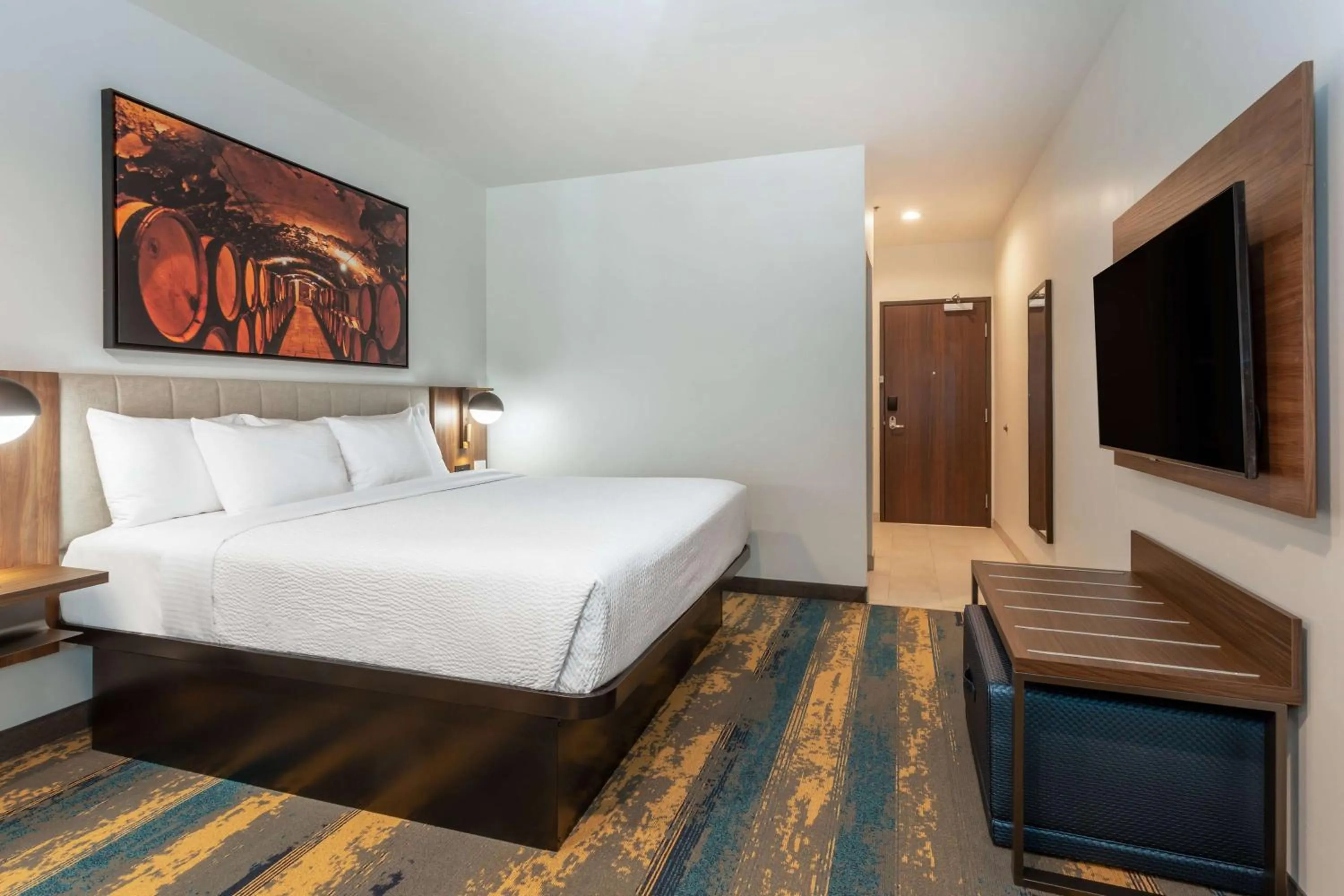 Photo of the whole room, Bed in La Quinta Inn & Suites by Wyndham Galt Lodi North