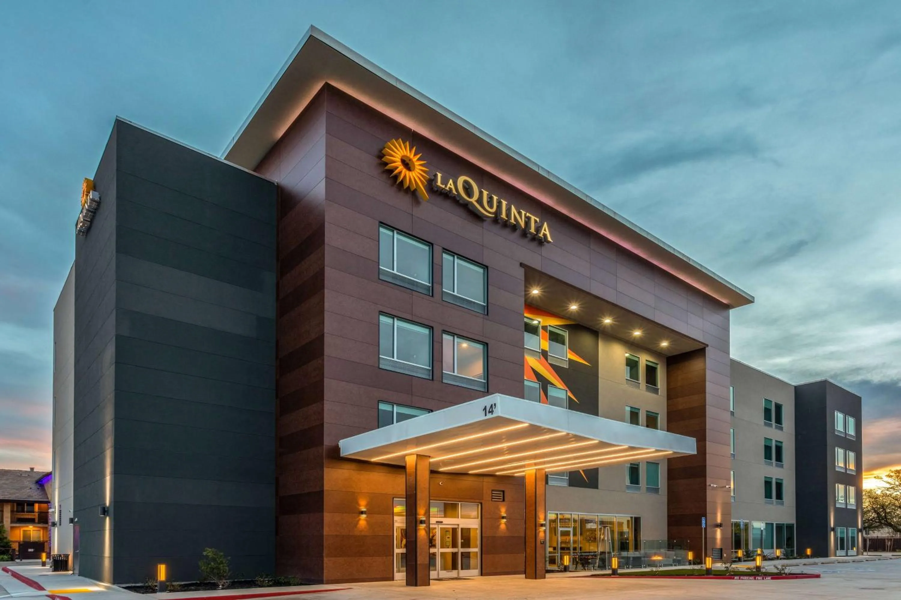 Property building in La Quinta Inn & Suites by Wyndham Galt Lodi North