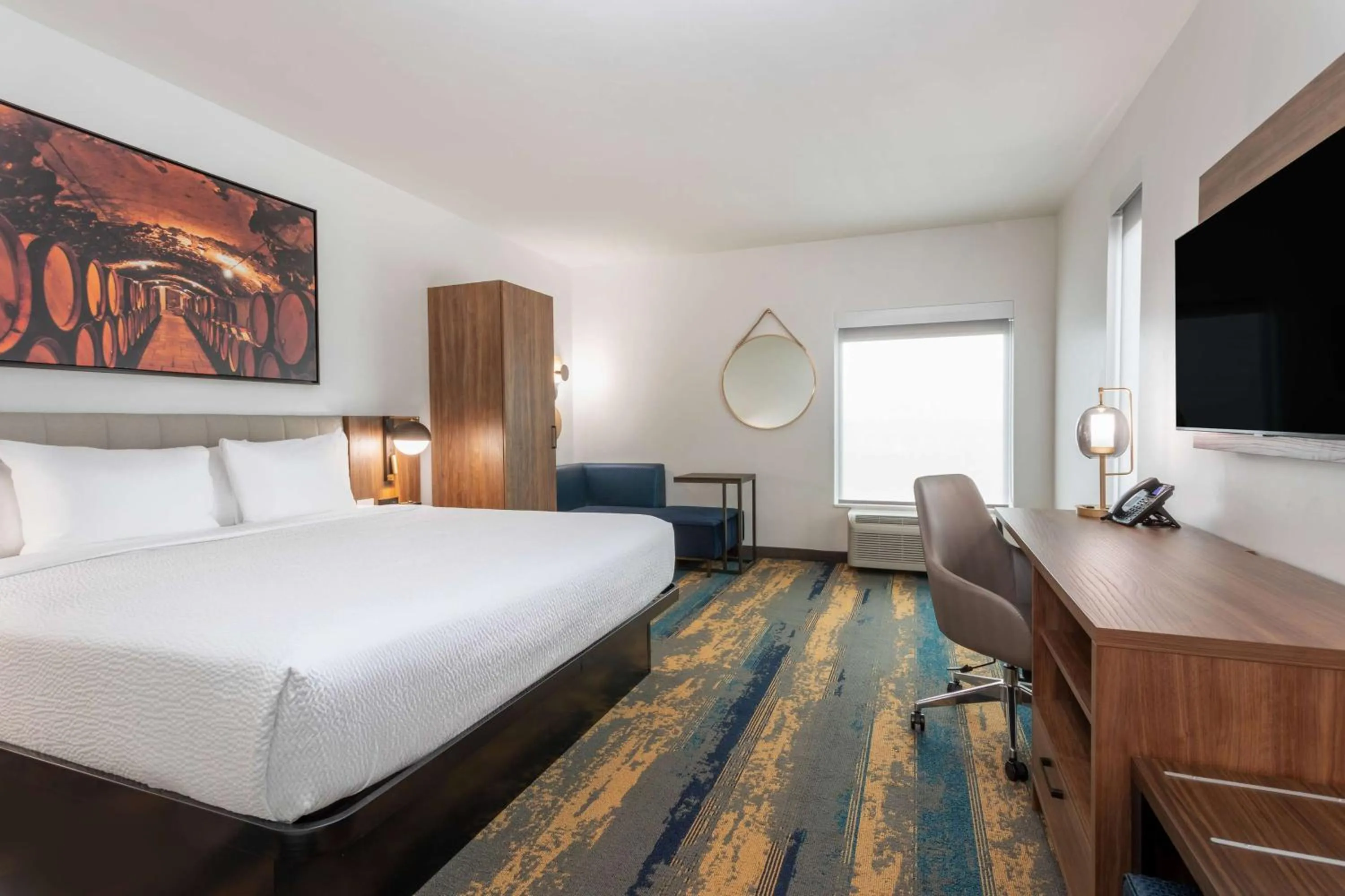 Photo of the whole room, Bed in La Quinta Inn & Suites by Wyndham Galt Lodi North