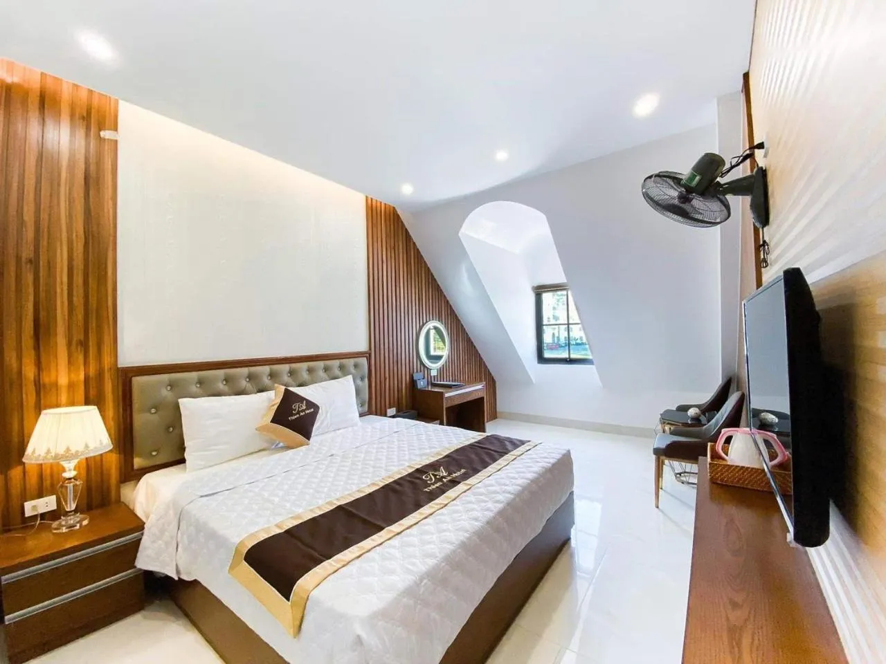 Photo of the whole room, Bed in An Hotel Ha Long