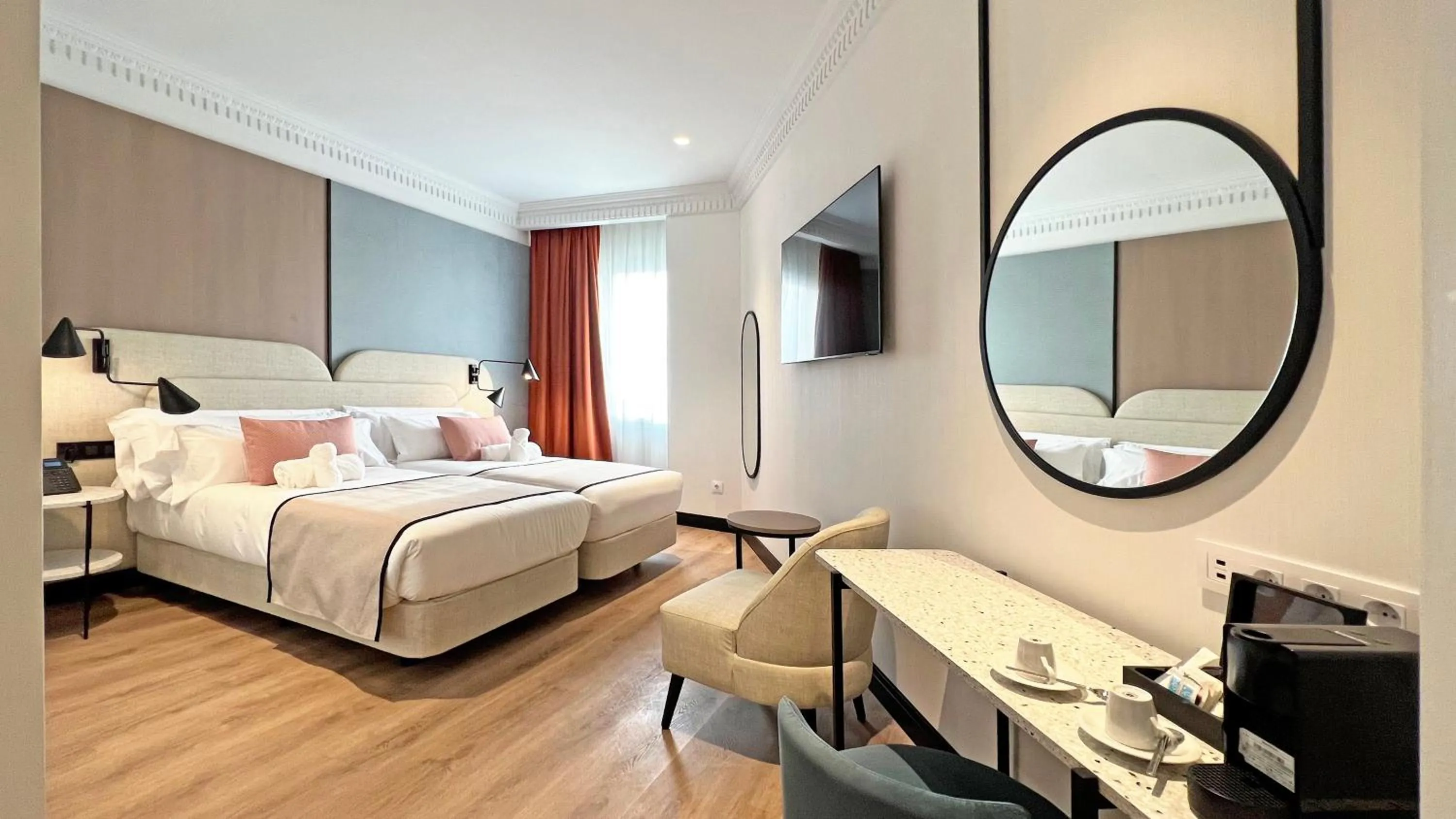 Photo of the whole room, Bed in Soho Boutique Turia