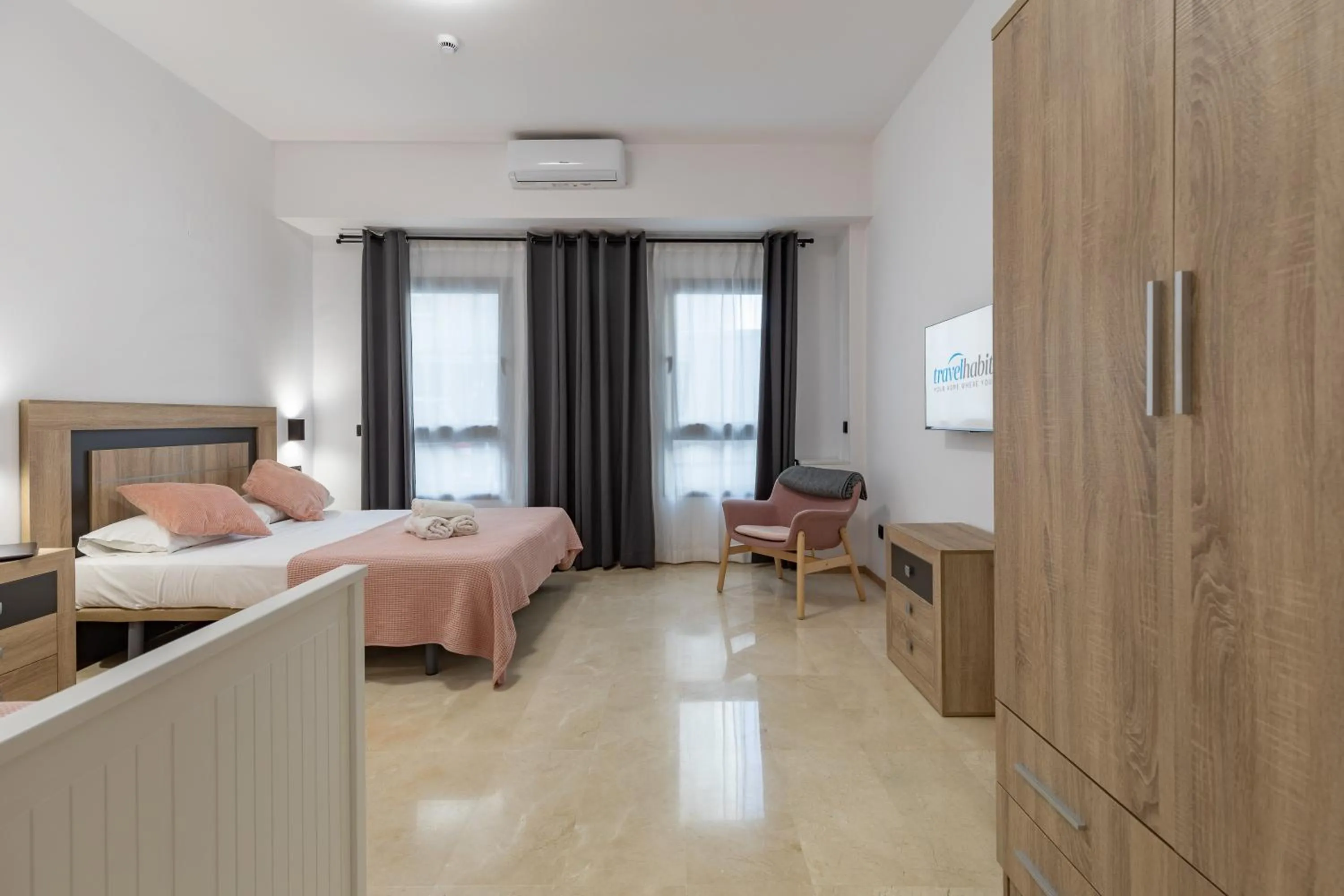 Photo of the whole room, Bed in Travel Habitat La Marina Real