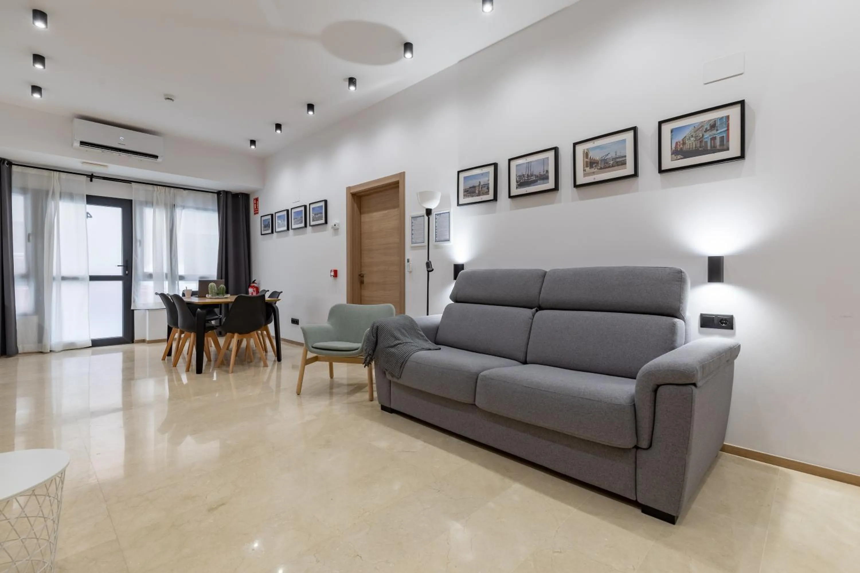 Photo of the whole room in Travel Habitat La Marina Real