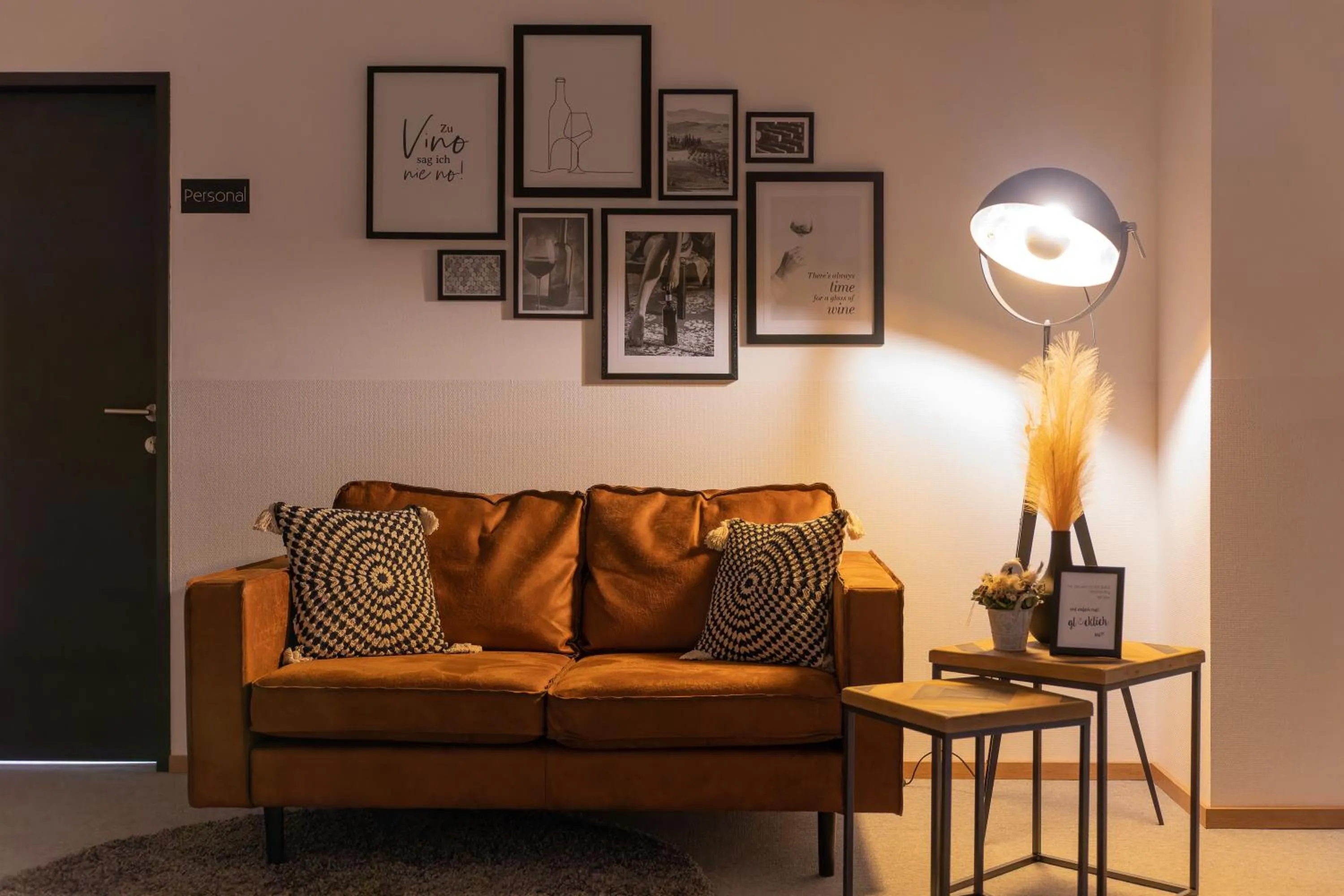 Staff in Self-Check-in Hotel VinoQ Zistersdorf