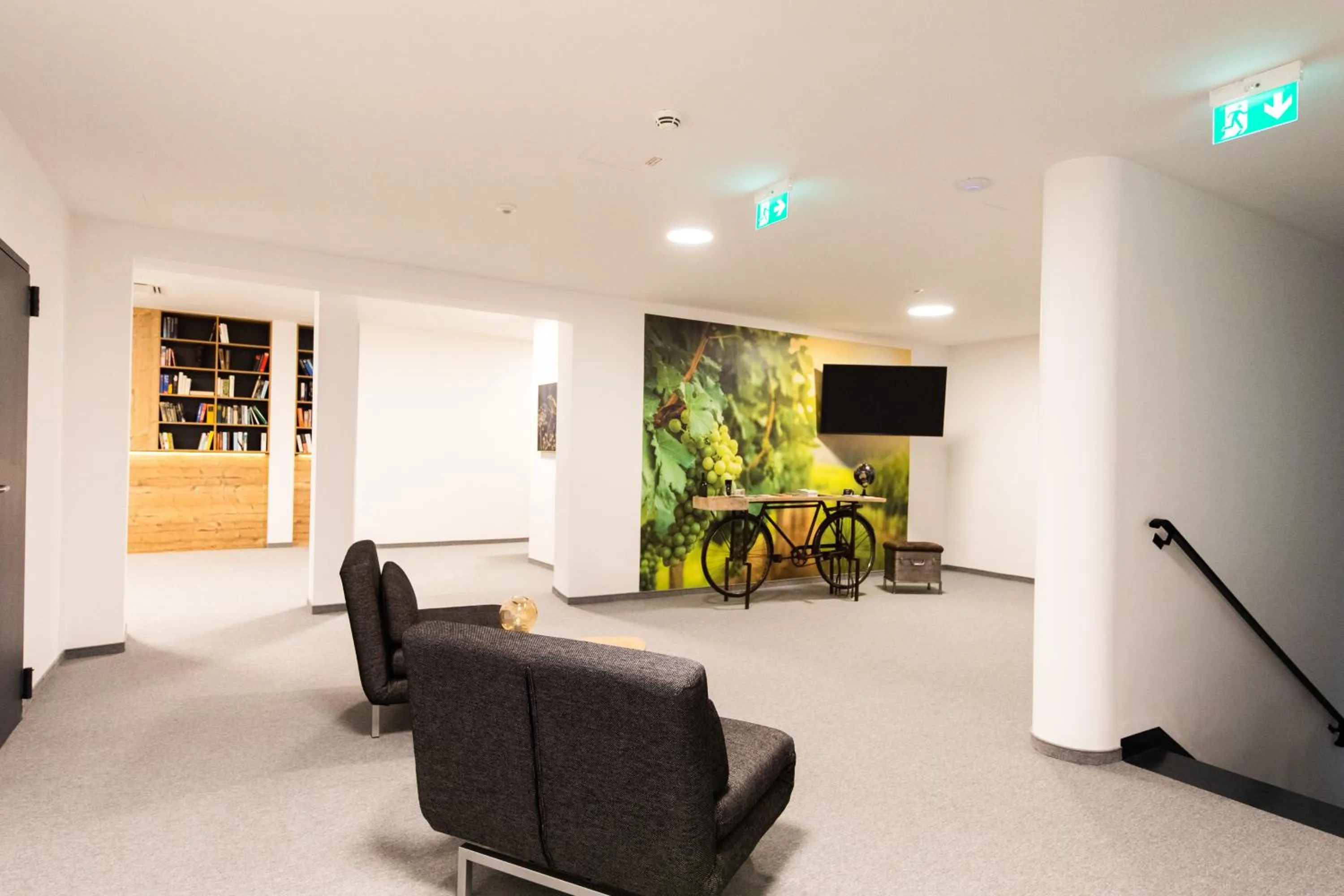 Communal lounge/ TV room in Self-Check-in Hotel VinoQ Zistersdorf
