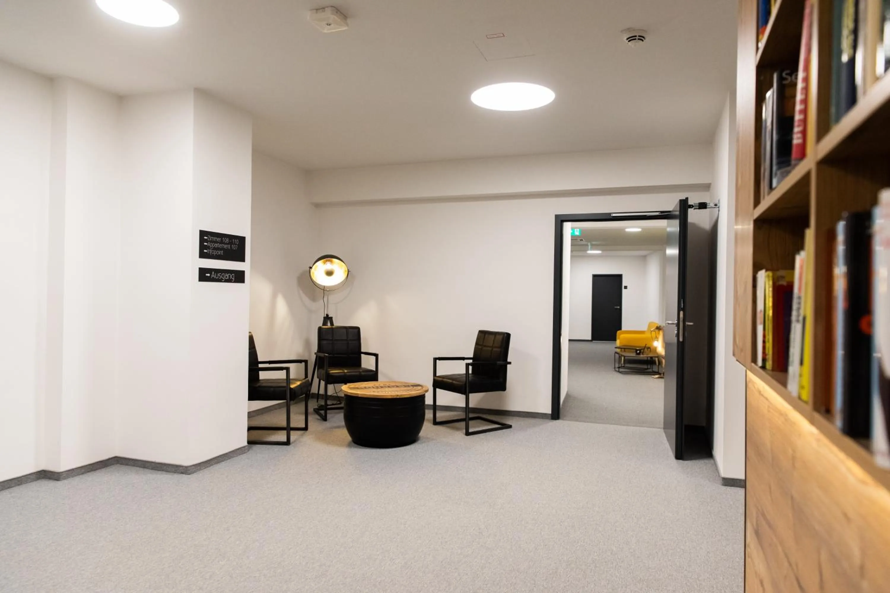 Communal lounge/ TV room in Self-Check-in Hotel VinoQ Zistersdorf