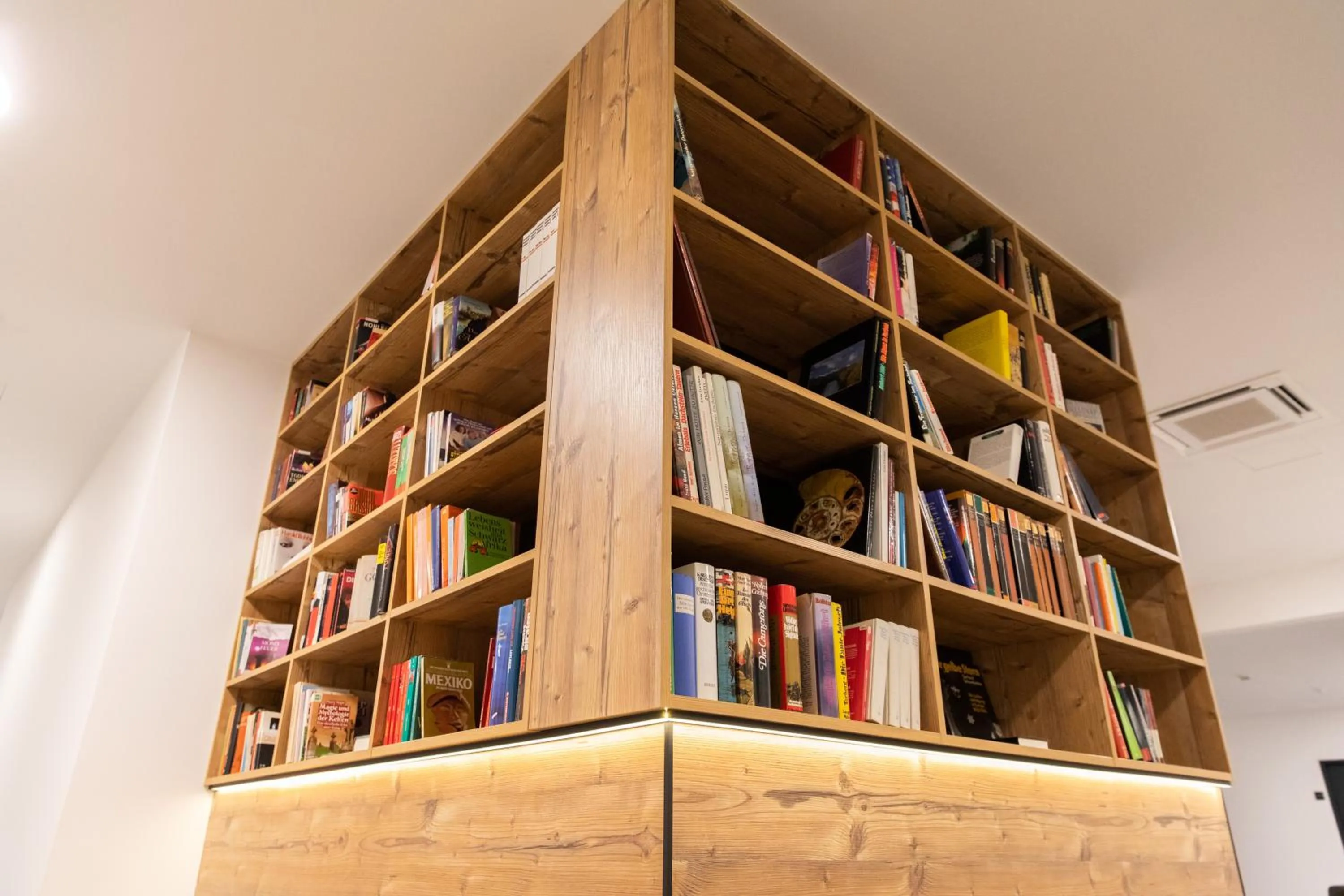 Library in Self-Check-in Hotel VinoQ Zistersdorf