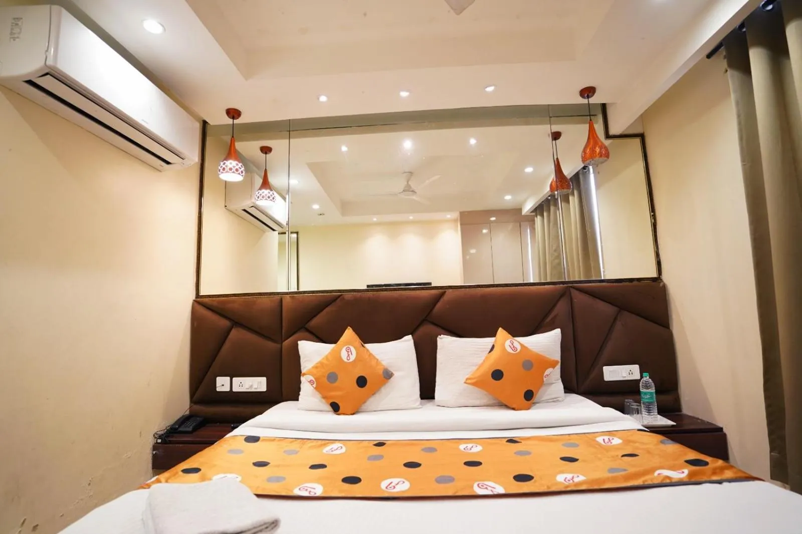 Bed in Hotel Leo Saffron - Pitampura