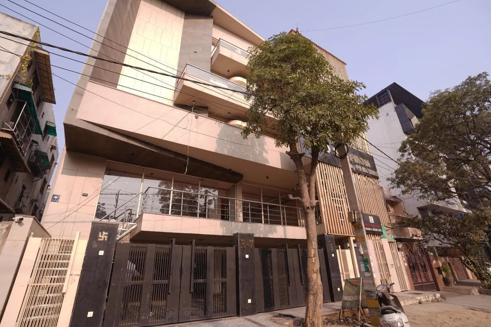 Property building in Hotel Leo Saffron - Pitampura