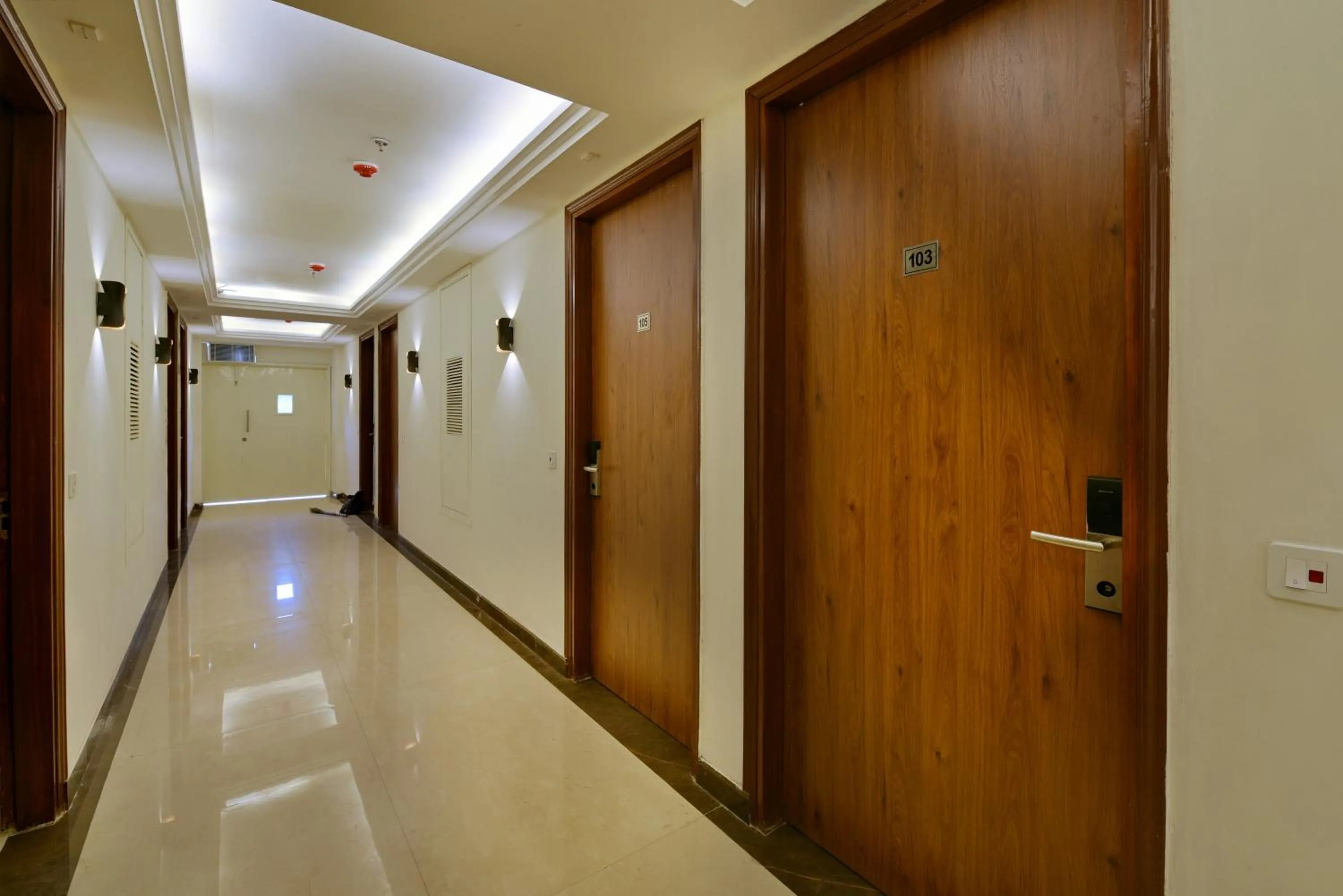 Lobby or reception in Hotel Leo Saffron - Pitampura