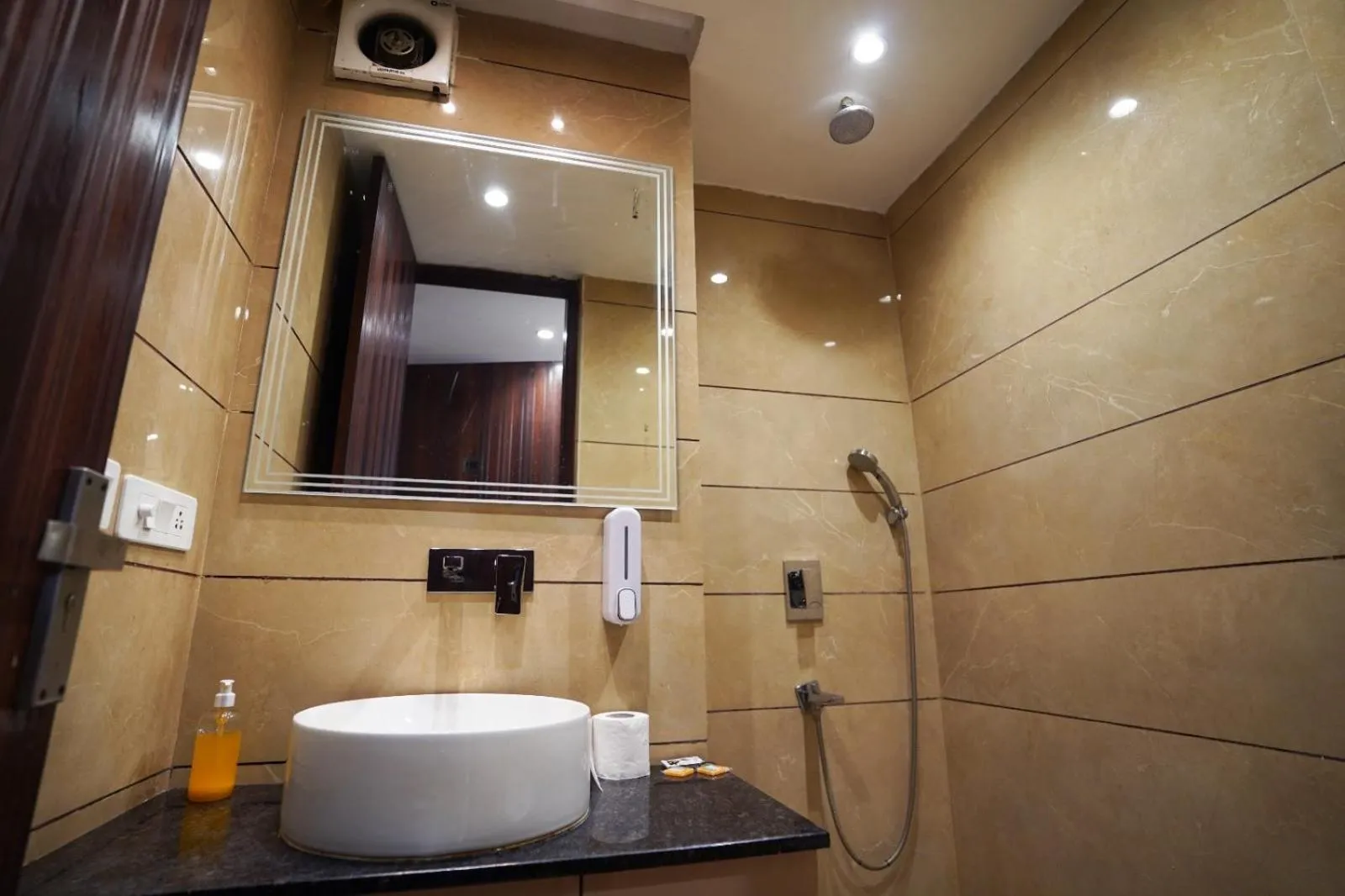 Shower in Hotel Leo Saffron - Pitampura