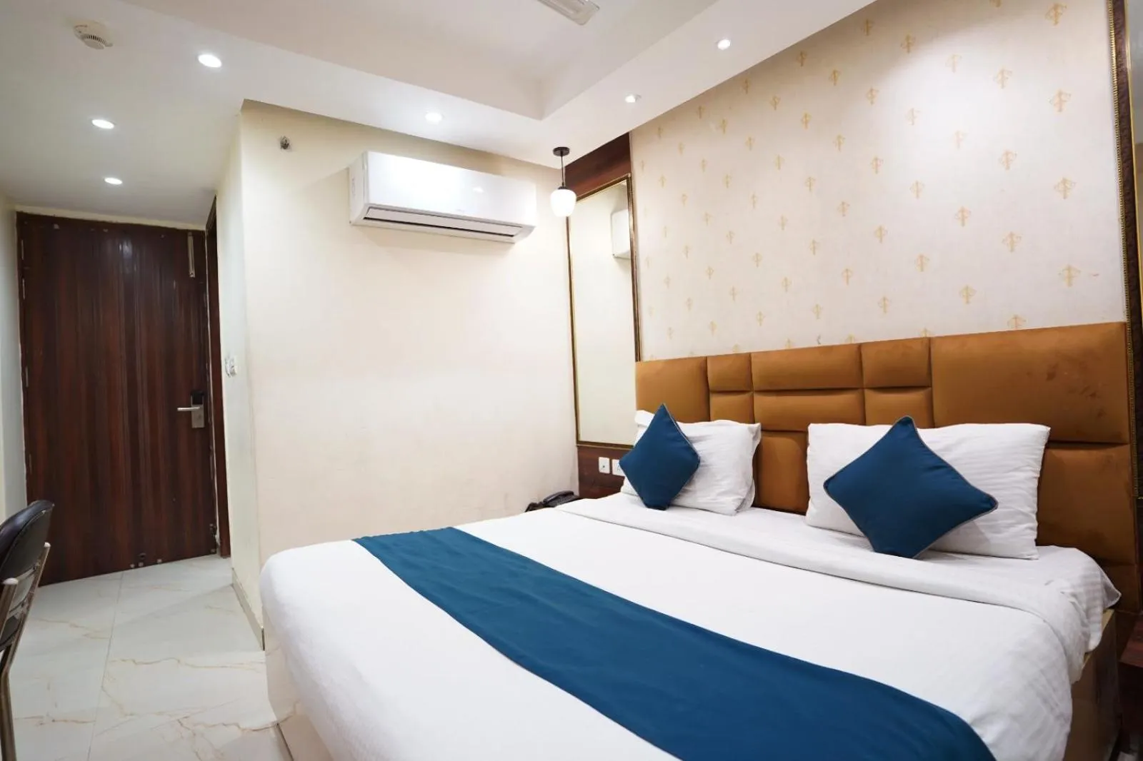 Bed in Hotel Leo Saffron - Pitampura