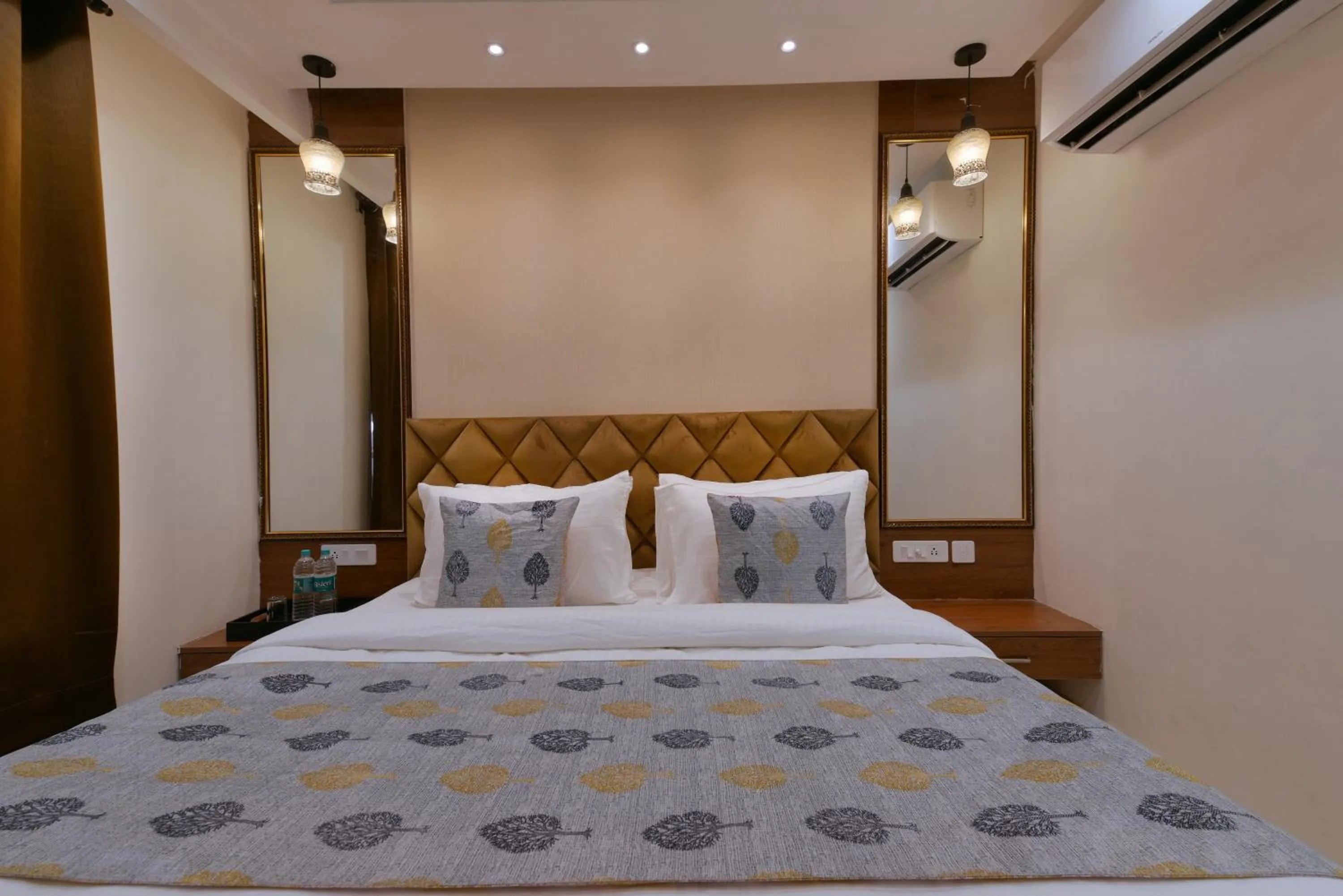 Bed in Hotel Leo Saffron - Pitampura