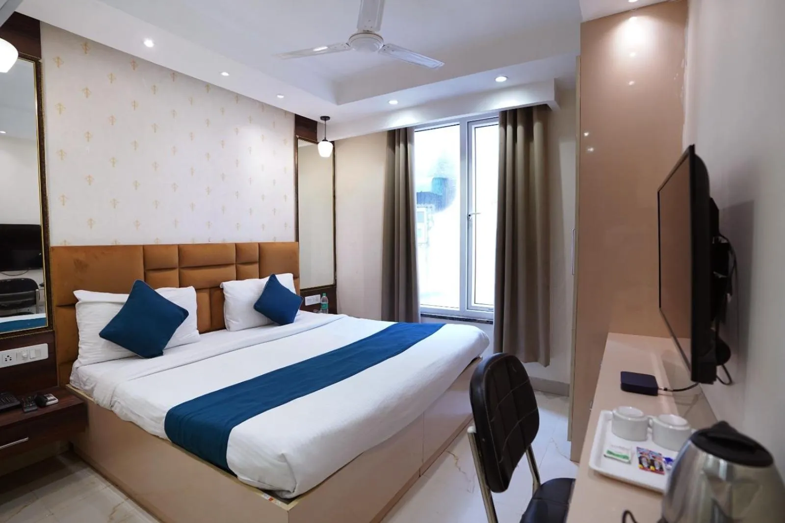 TV and multimedia, Bed in Hotel Leo Saffron - Pitampura