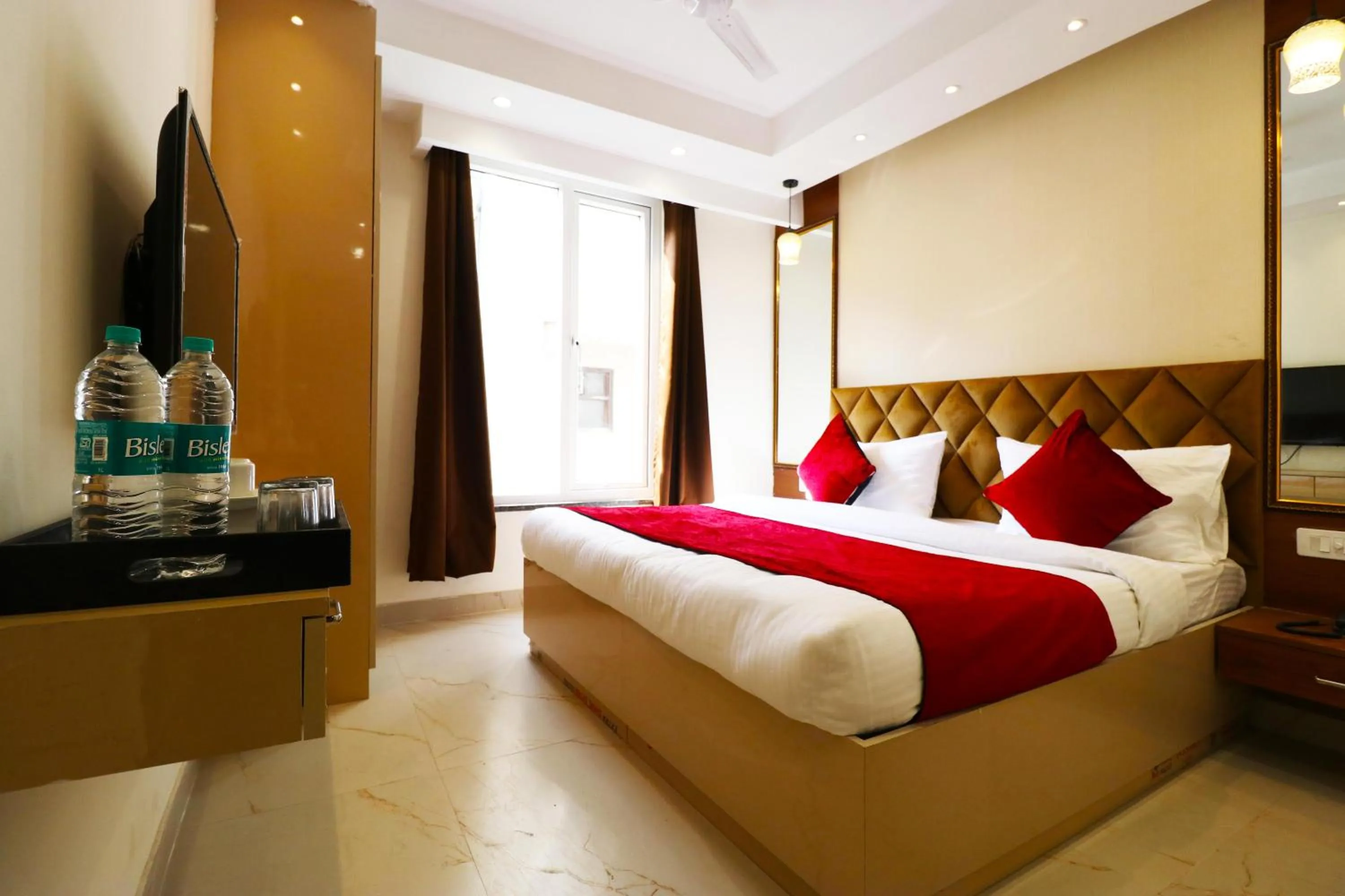 Bed in Hotel Leo Saffron - Pitampura