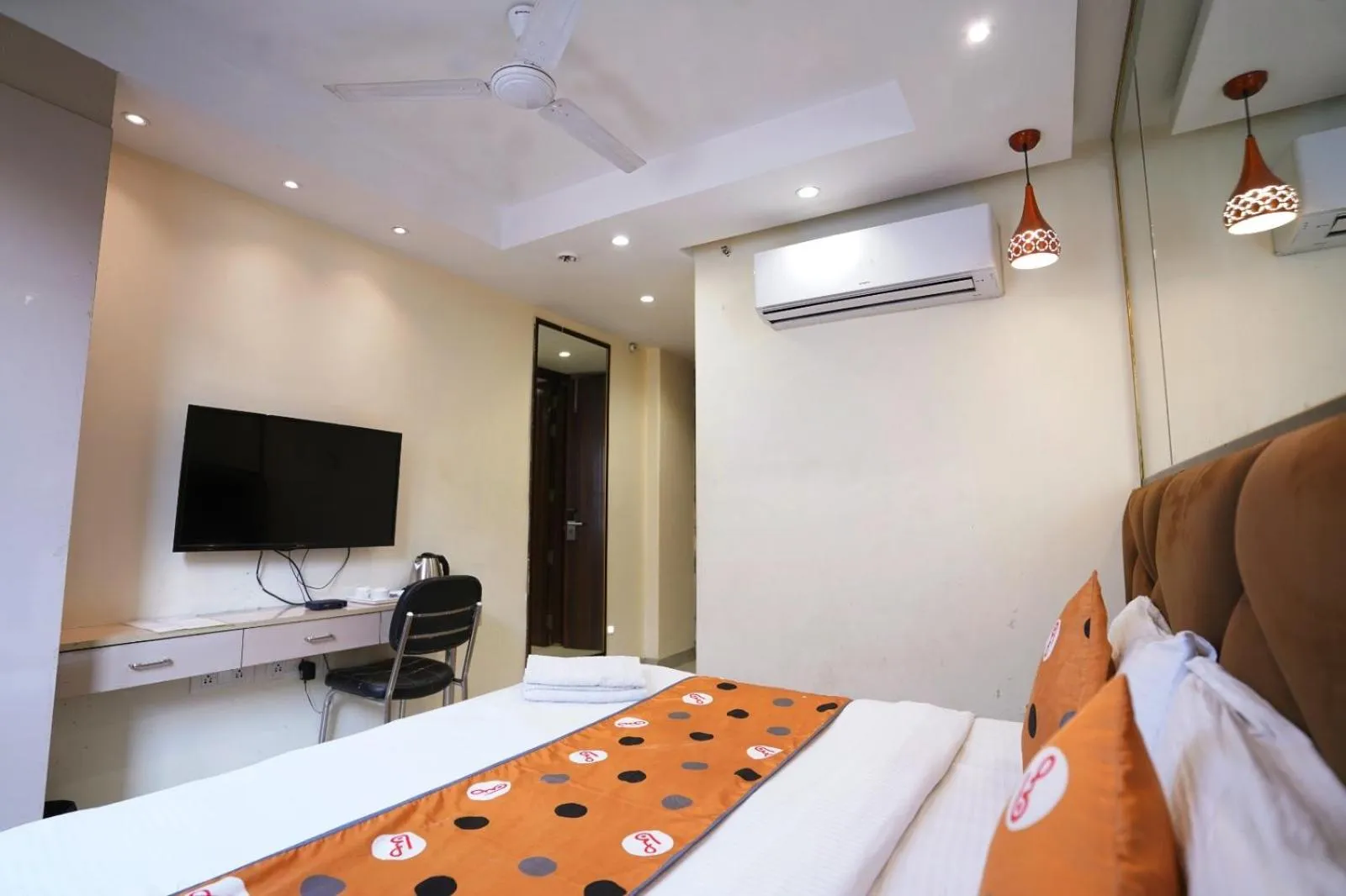 Bed in Hotel Leo Saffron - Pitampura