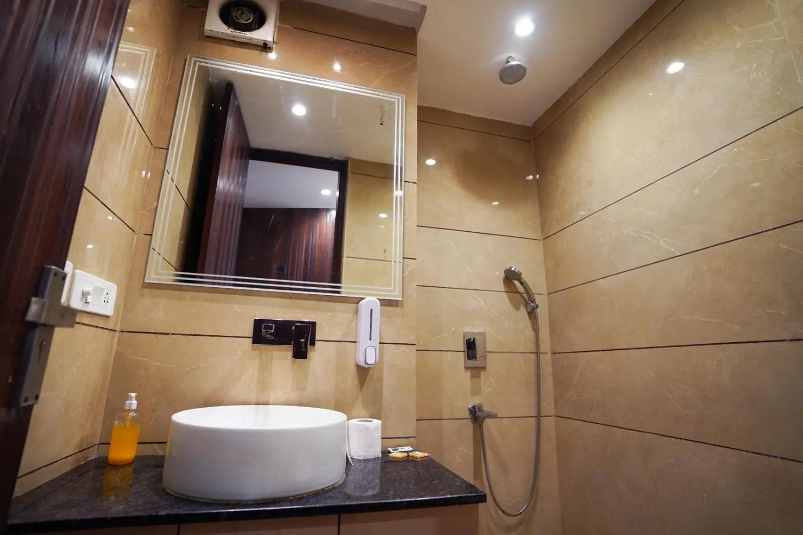 Shower in Hotel Leo Saffron - Pitampura