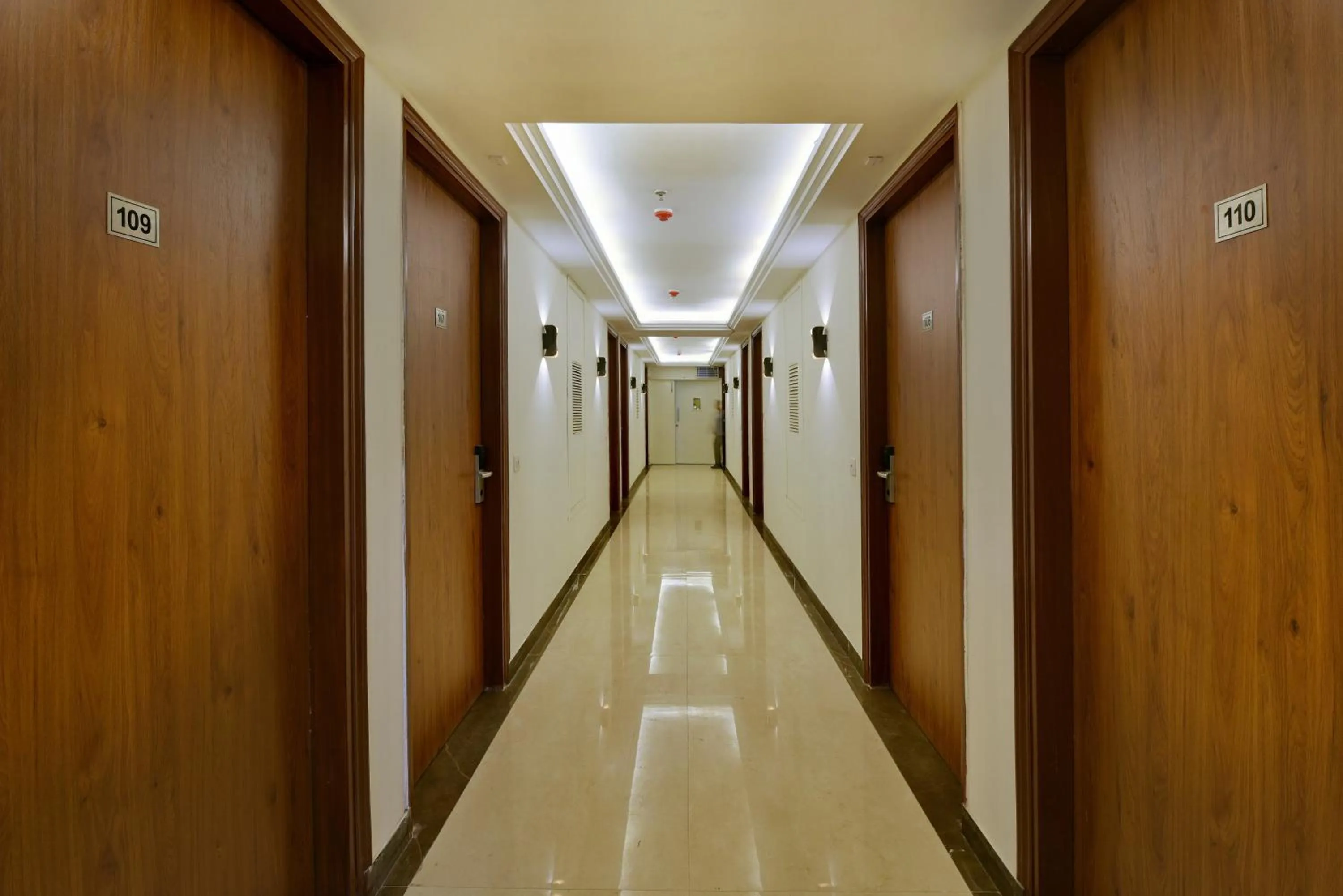 Lobby or reception in Hotel Leo Saffron - Pitampura