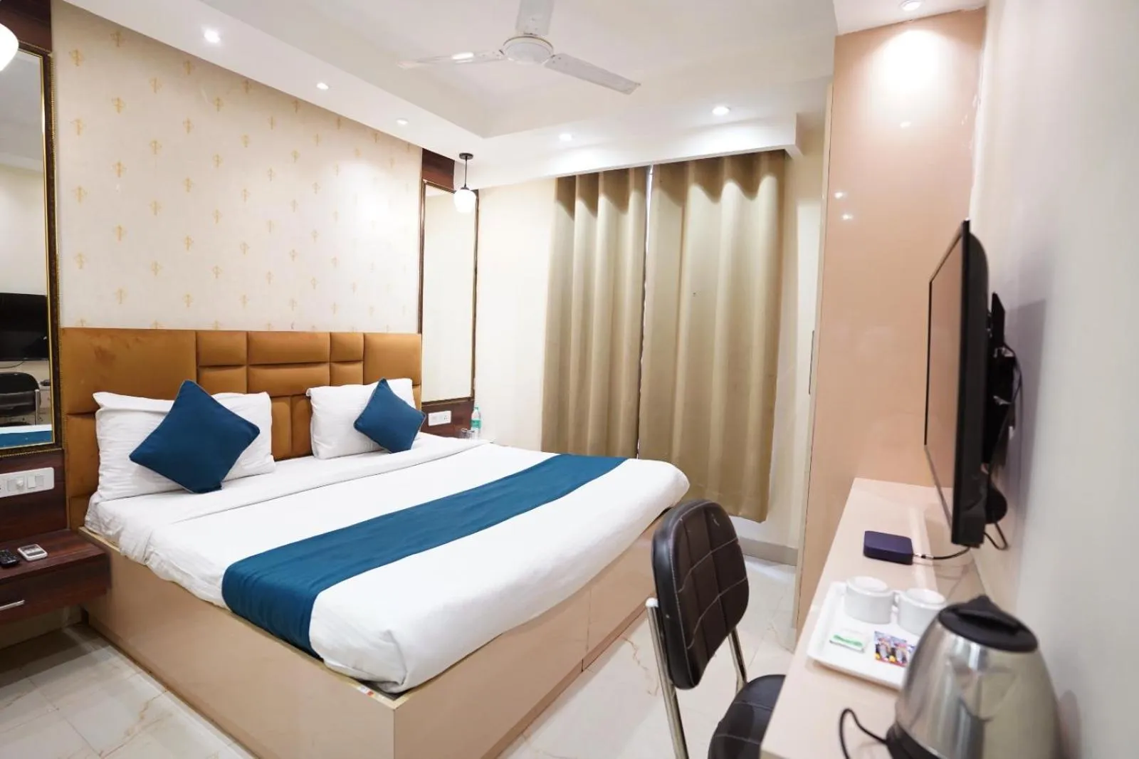 TV and multimedia, Bed in Hotel Leo Saffron - Pitampura