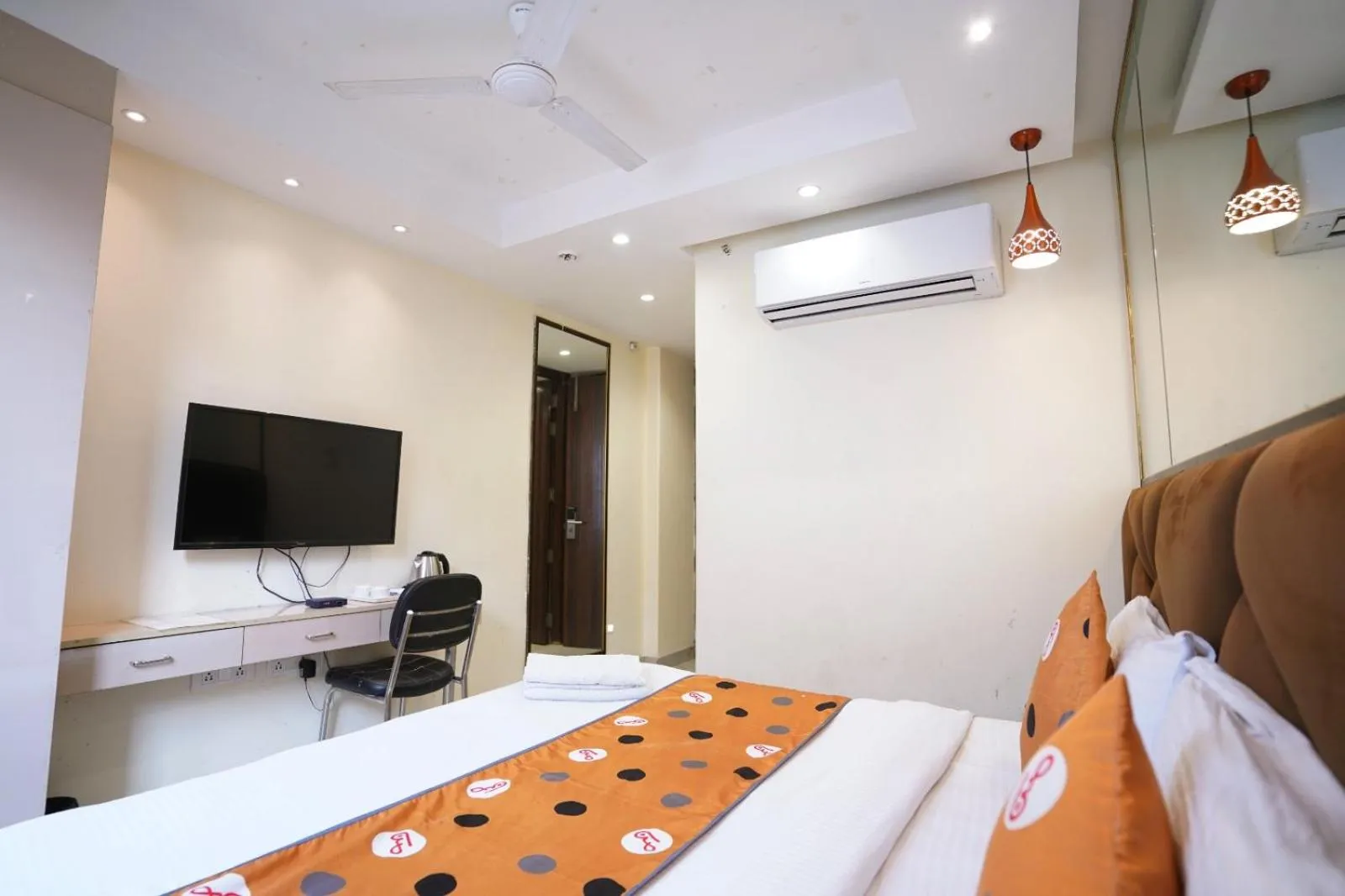 Bed in Hotel Leo Saffron - Pitampura