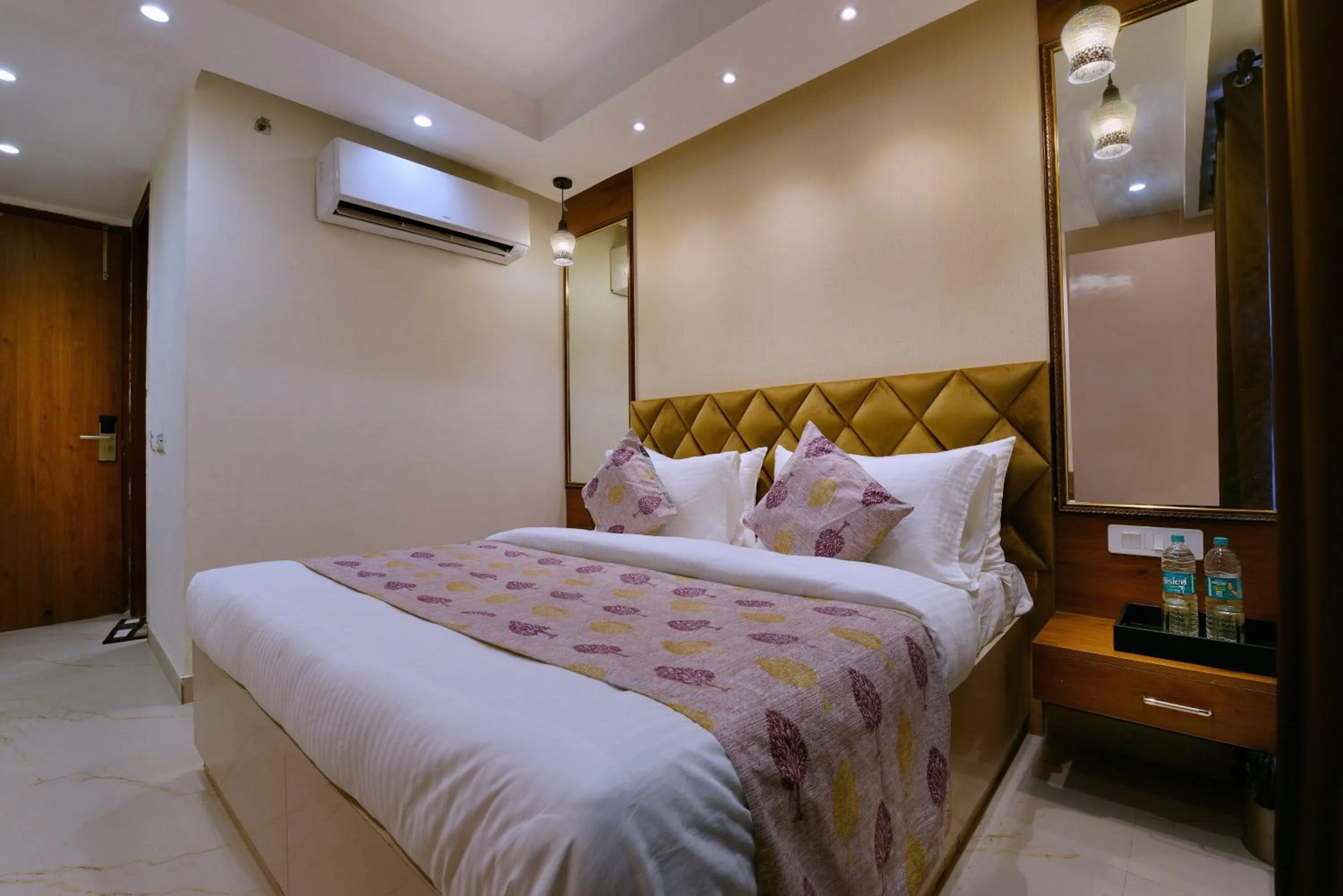 Bed in Hotel Leo Saffron - Pitampura